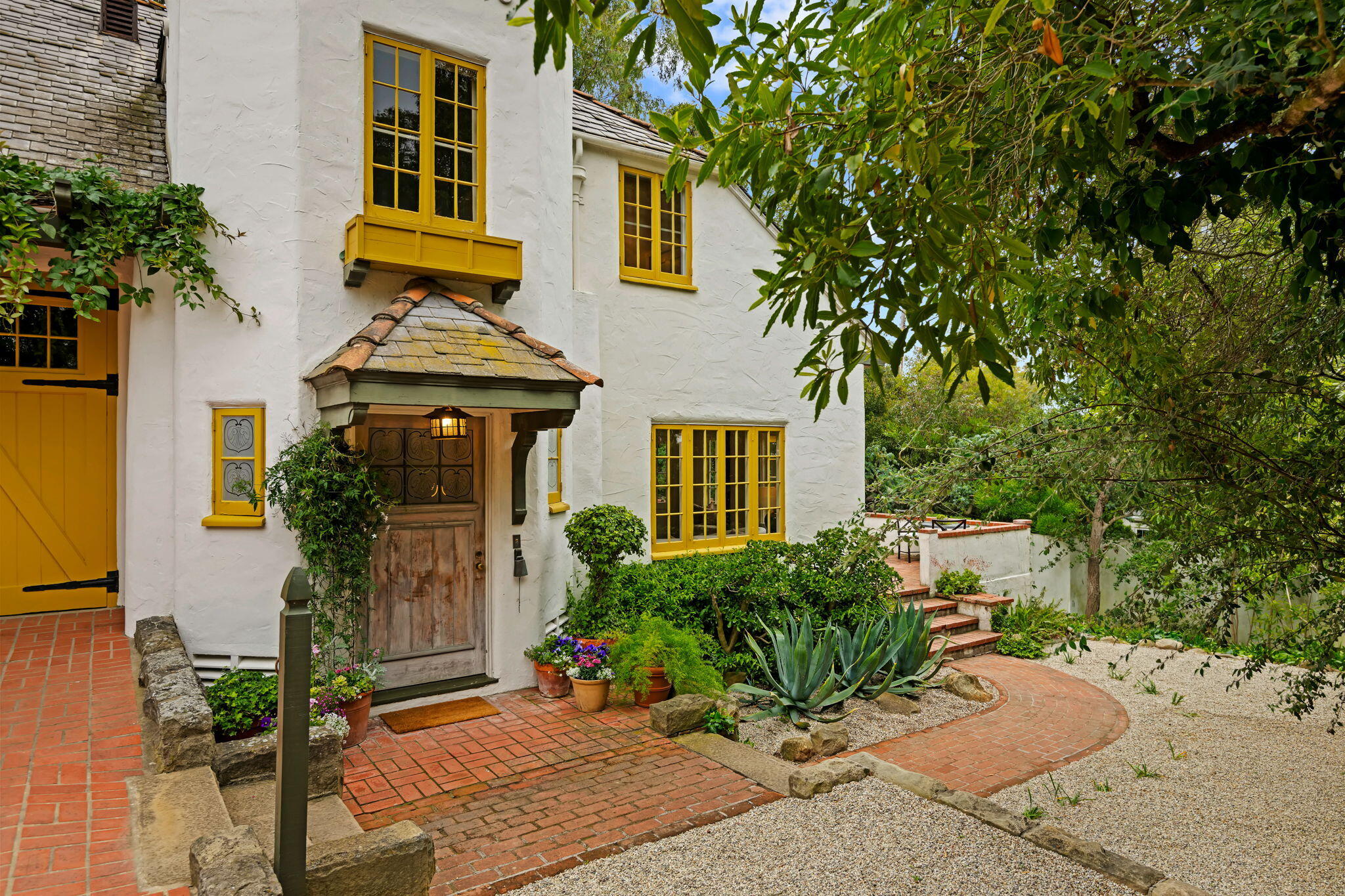 Santa Barbara, California 93103, United States, 3 Bedrooms Bedrooms, ,3 BathroomsBathrooms,Residential,Pending,123153