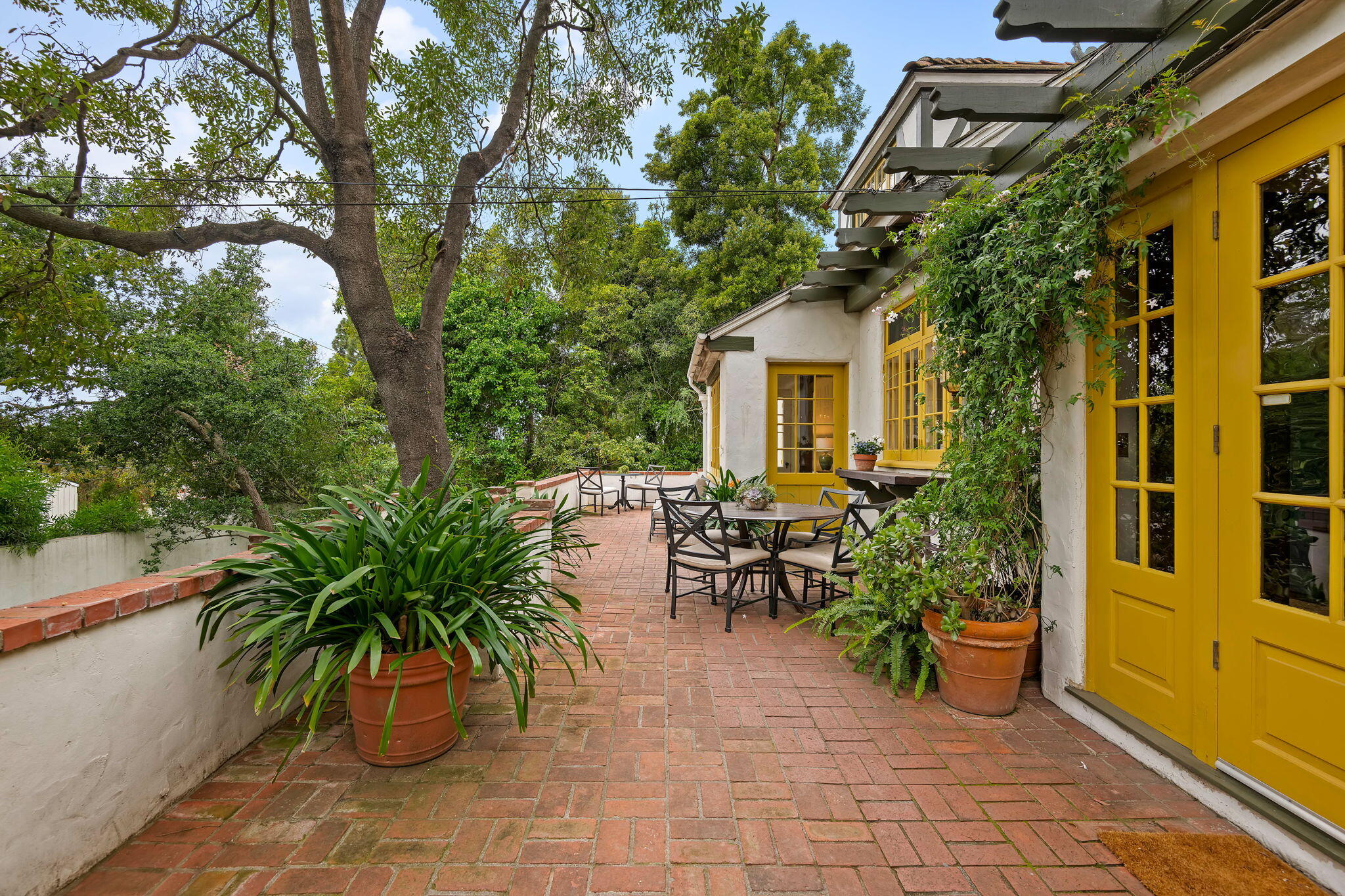 Santa Barbara, California 93103, United States, 3 Bedrooms Bedrooms, ,3 BathroomsBathrooms,Residential,Pending,123153