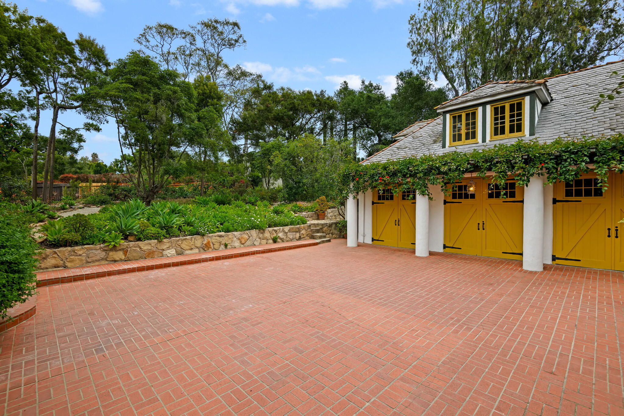 Santa Barbara, California 93103, United States, 3 Bedrooms Bedrooms, ,3 BathroomsBathrooms,Residential,Pending,123153