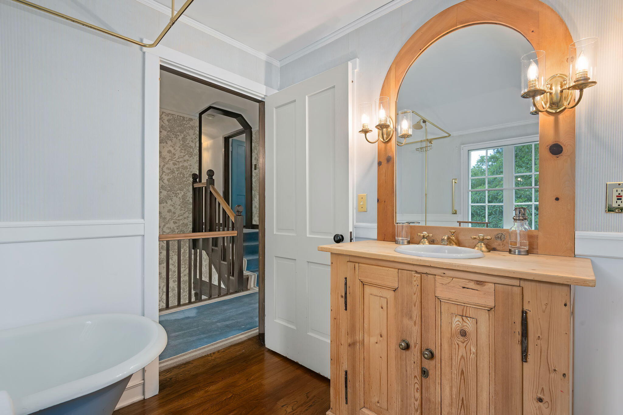 Santa Barbara, California 93103, United States, 3 Bedrooms Bedrooms, ,3 BathroomsBathrooms,Residential,Pending,123153