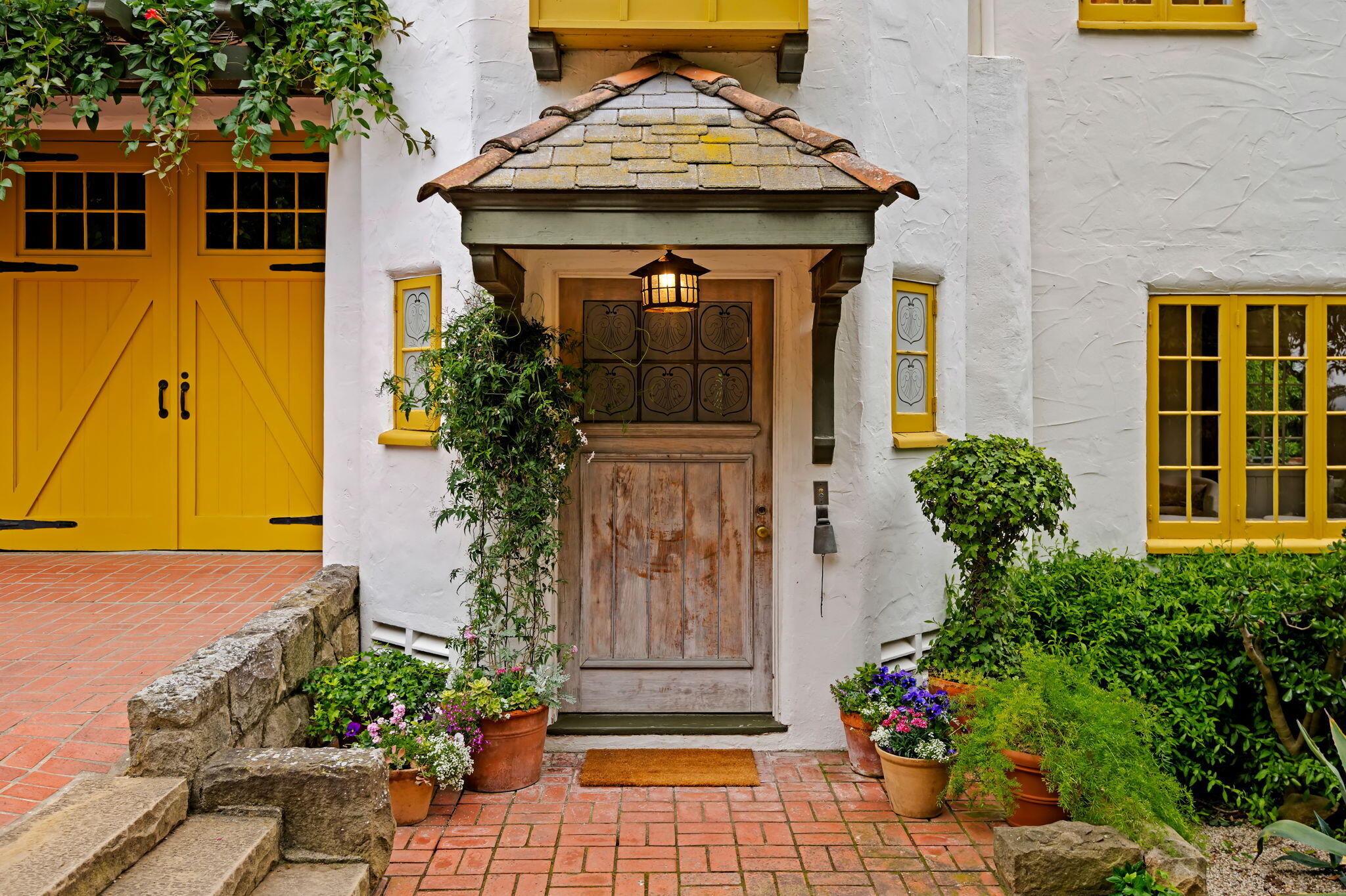 Santa Barbara, California 93103, United States, 3 Bedrooms Bedrooms, ,3 BathroomsBathrooms,Residential,Pending,123153