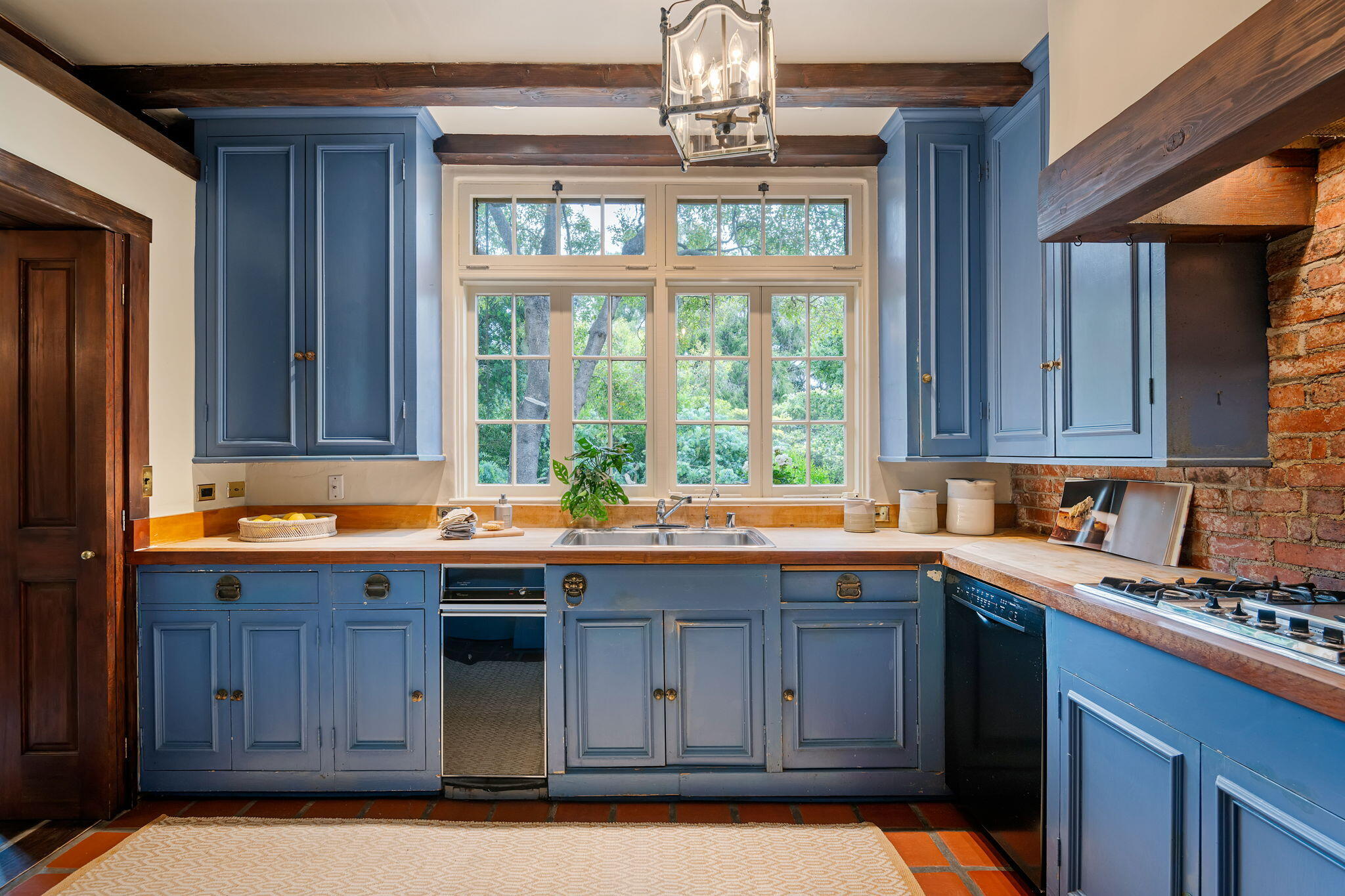 Santa Barbara, California 93103, United States, 3 Bedrooms Bedrooms, ,3 BathroomsBathrooms,Residential,Pending,123153