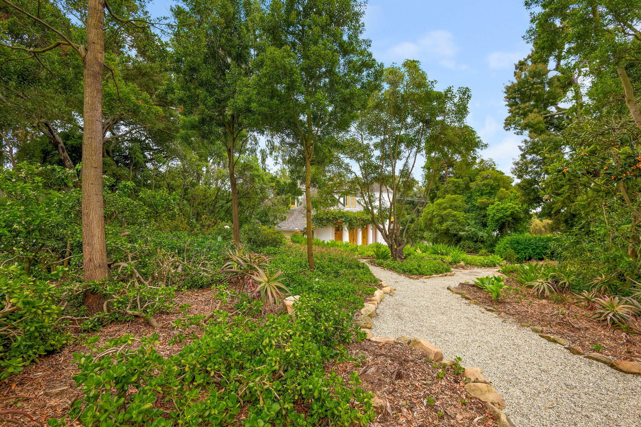 Santa Barbara, California 93103, United States, 3 Bedrooms Bedrooms, ,3 BathroomsBathrooms,Residential,Pending,123153