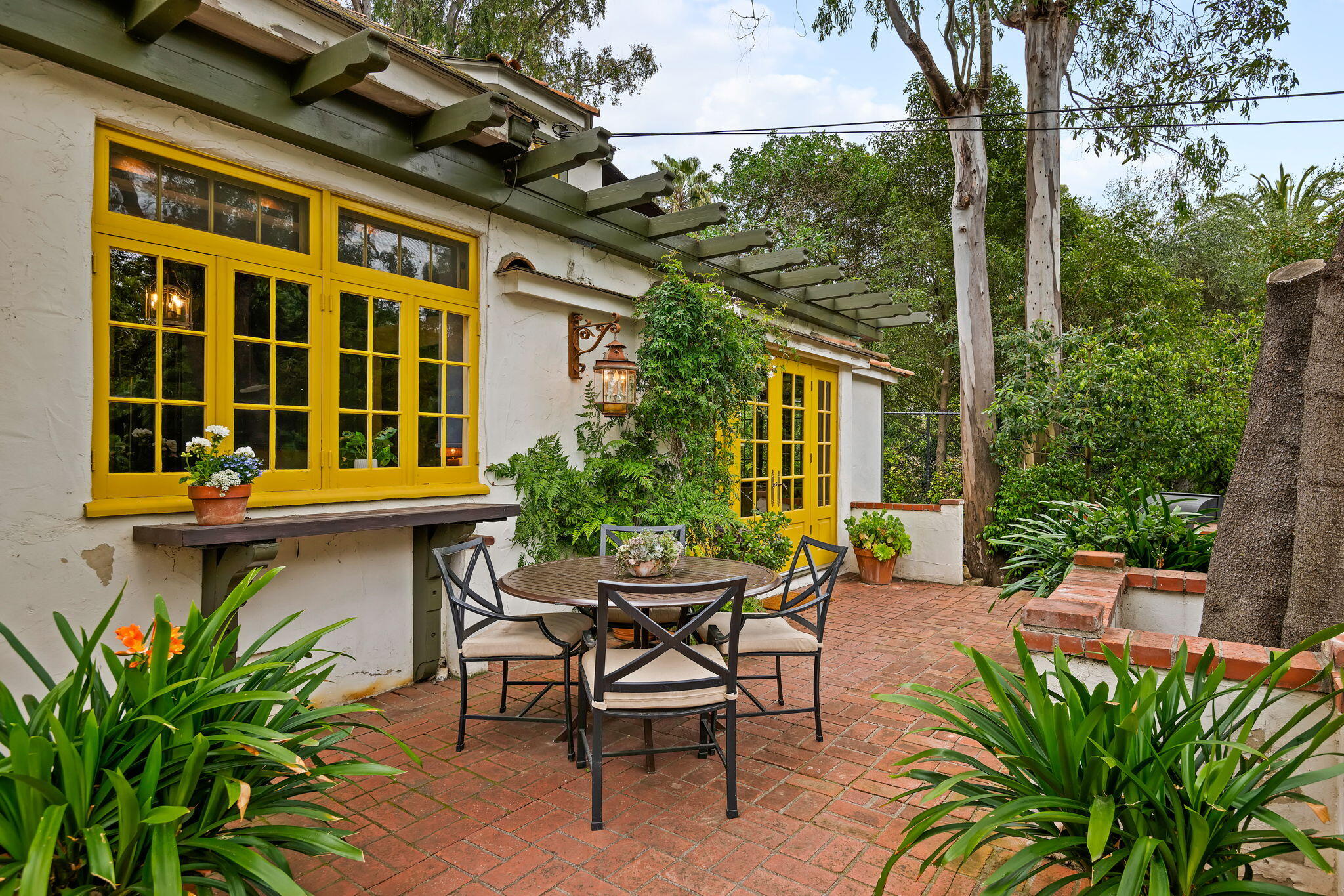 Santa Barbara, California 93103, United States, 3 Bedrooms Bedrooms, ,3 BathroomsBathrooms,Residential,Pending,123153