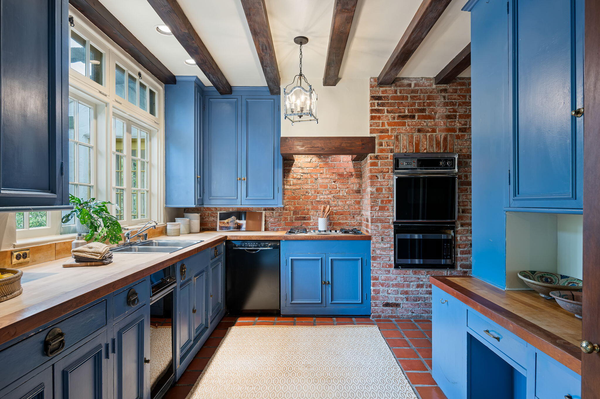 Santa Barbara, California 93103, United States, 3 Bedrooms Bedrooms, ,3 BathroomsBathrooms,Residential,Pending,123153