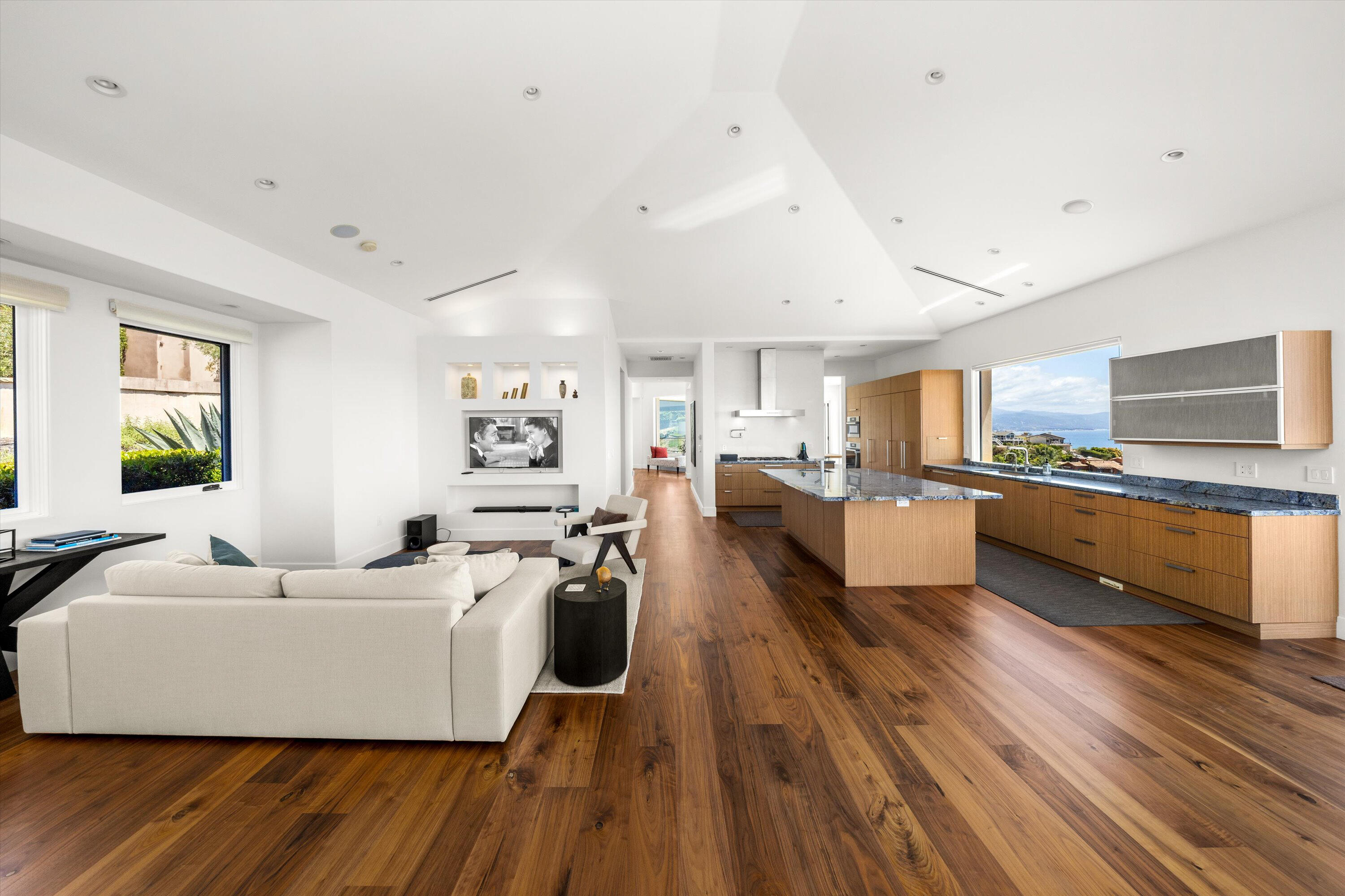 Santa Barbara, California 93109, United States, 4 Bedrooms Bedrooms, ,5 BathroomsBathrooms,Residential,Pending,129512