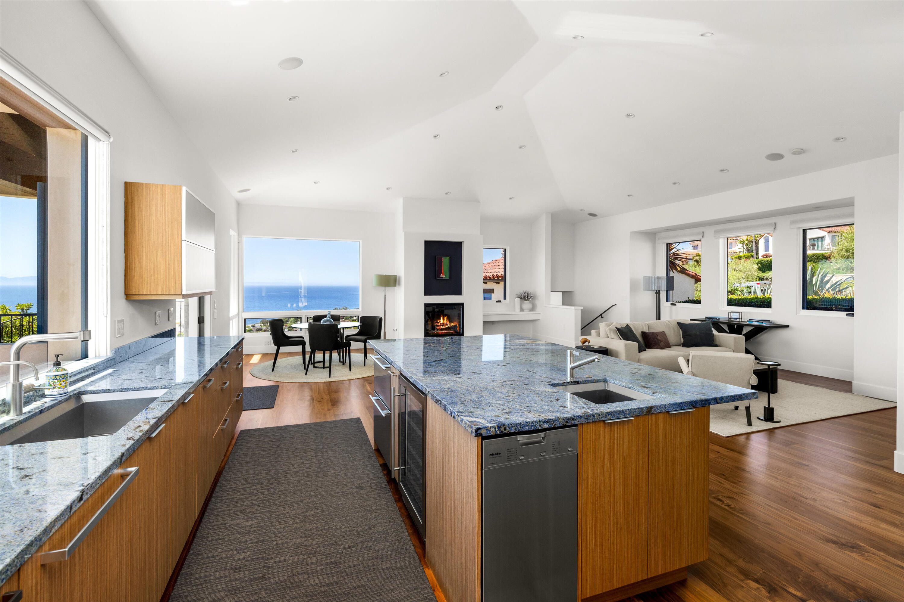 Santa Barbara, California 93109, United States, 4 Bedrooms Bedrooms, ,5 BathroomsBathrooms,Residential,Pending,129512