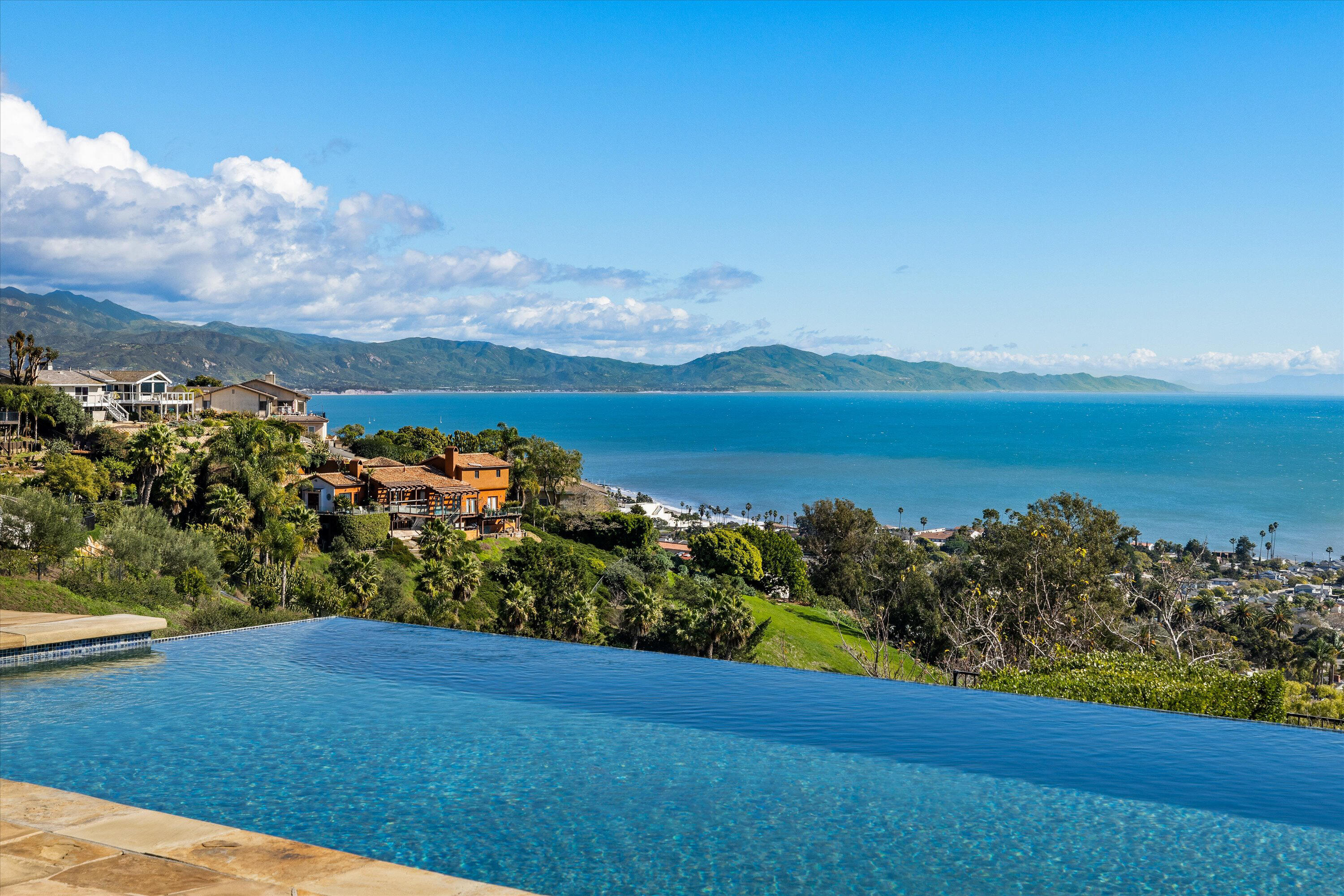 Santa Barbara, California 93109, United States, 4 Bedrooms Bedrooms, ,5 BathroomsBathrooms,Residential,Pending,129512