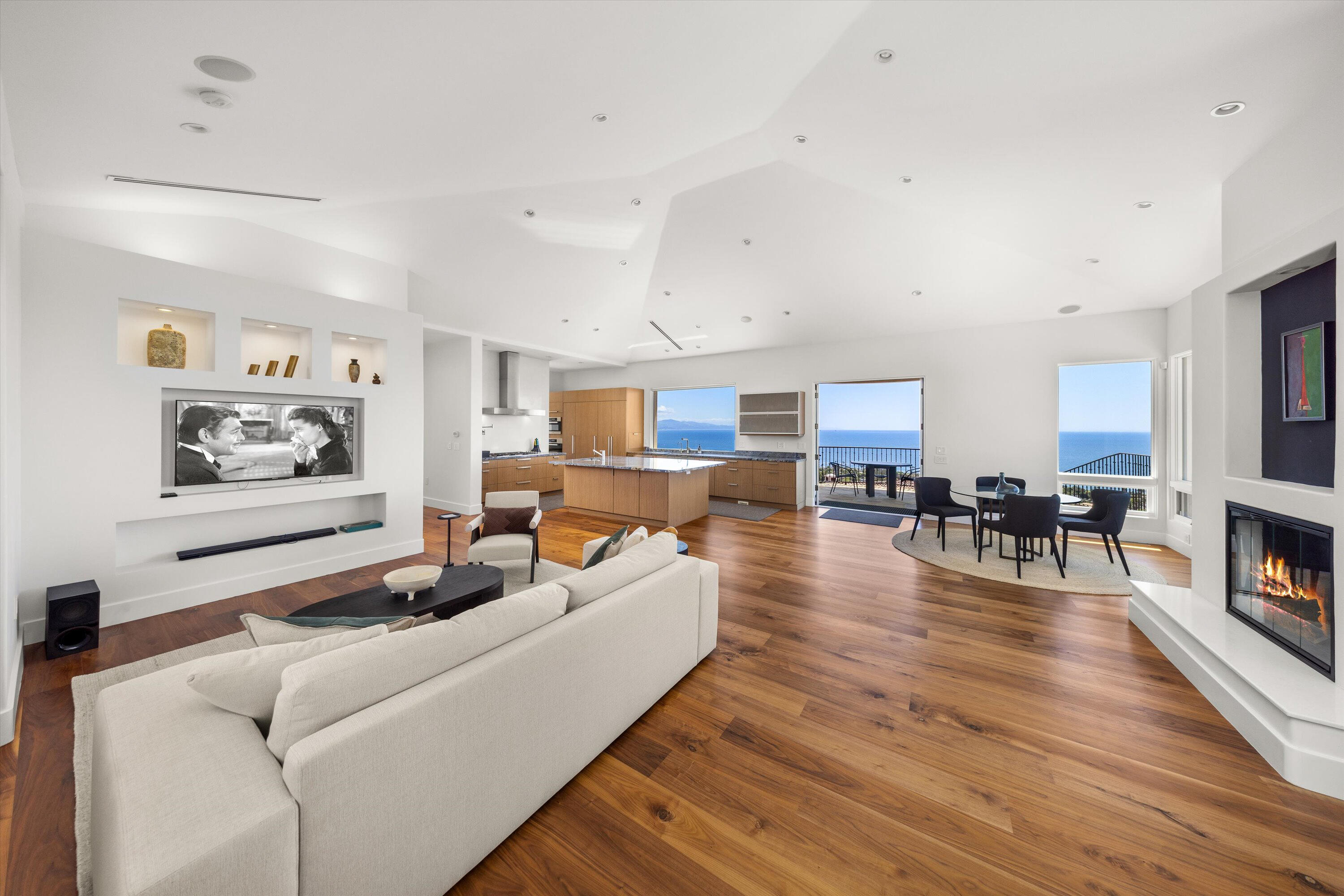 Santa Barbara, California 93109, United States, 4 Bedrooms Bedrooms, ,5 BathroomsBathrooms,Residential,Pending,129512