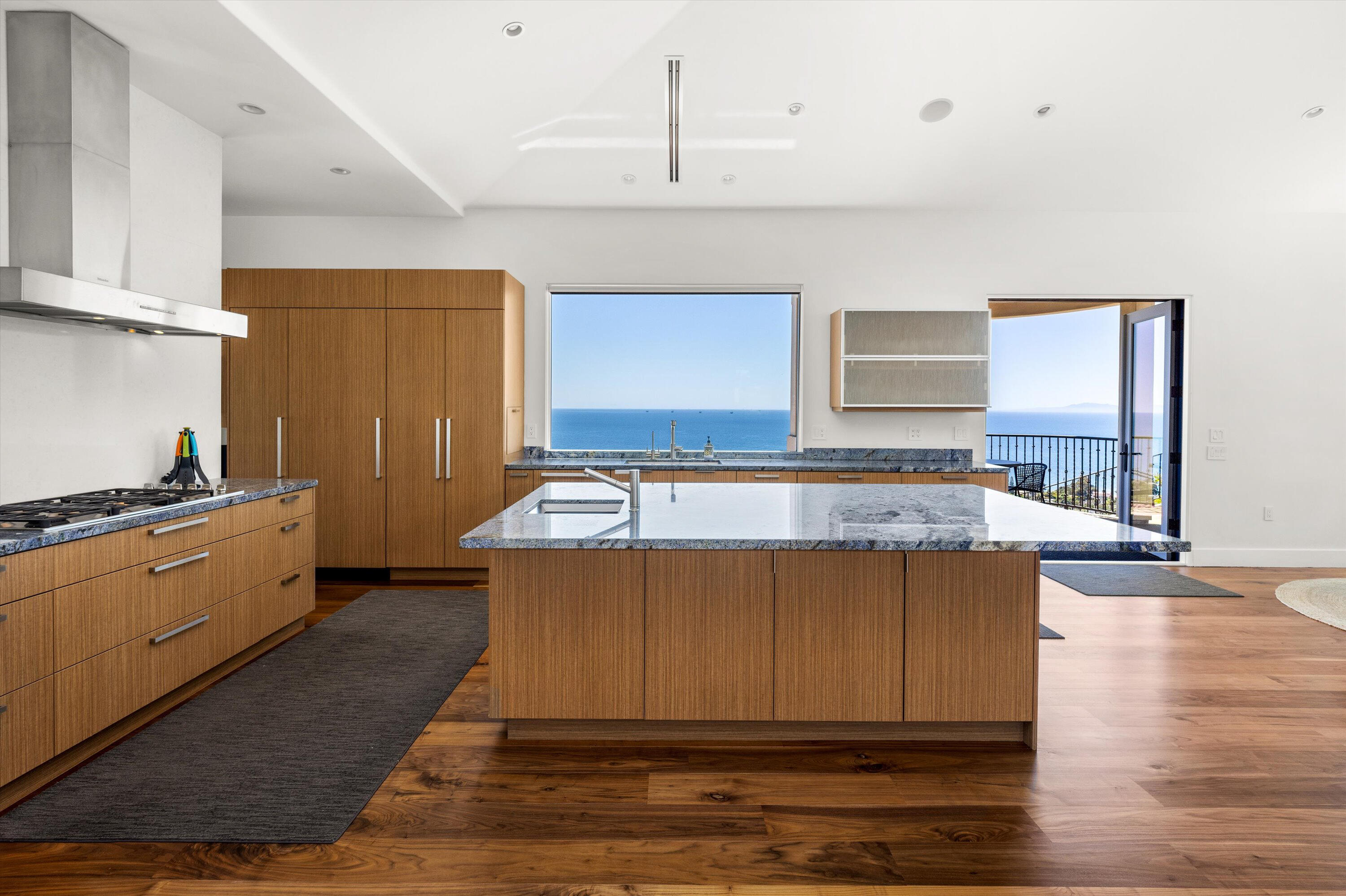 Santa Barbara, California 93109, United States, 4 Bedrooms Bedrooms, ,5 BathroomsBathrooms,Residential,Pending,129512