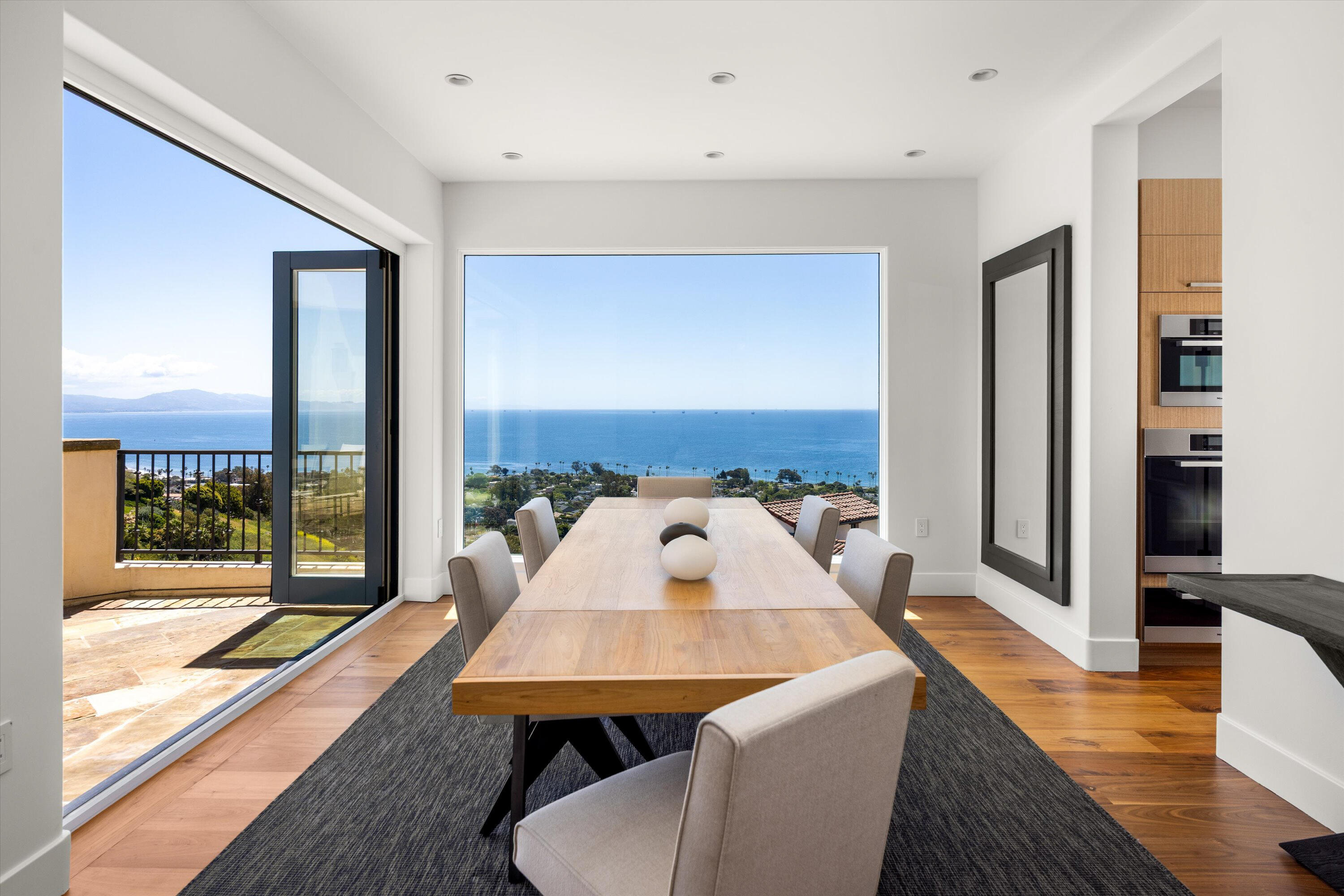 Santa Barbara, California 93109, United States, 4 Bedrooms Bedrooms, ,5 BathroomsBathrooms,Residential,Pending,129512