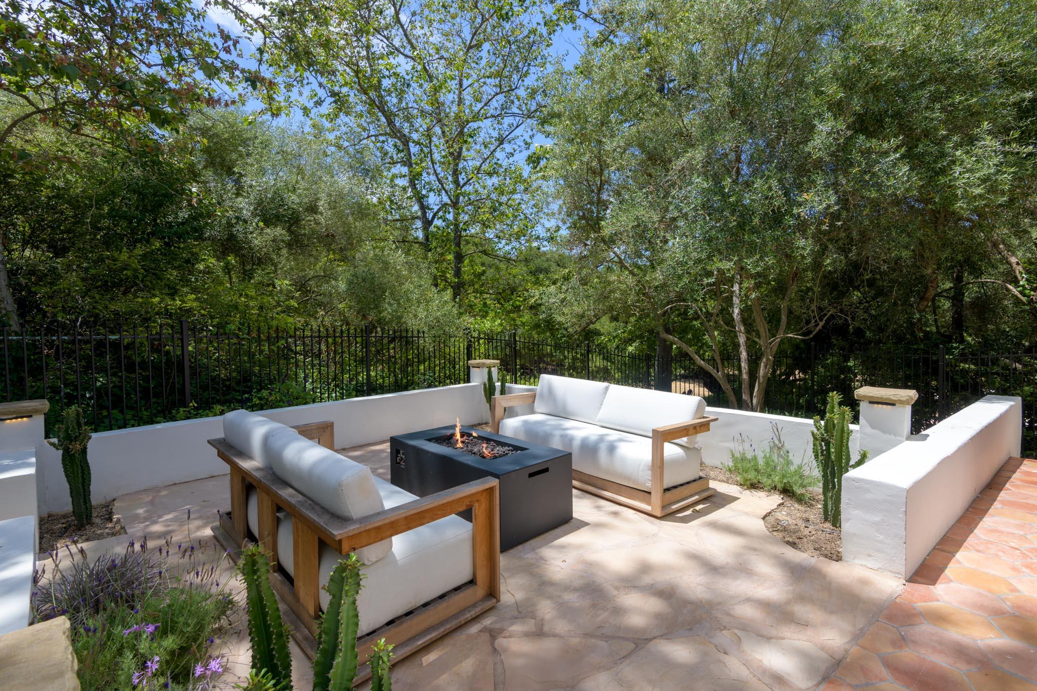 Santa Barbara, California 93105, United States, 3 Bedrooms Bedrooms, ,4 BathroomsBathrooms,Residential,Active,157626