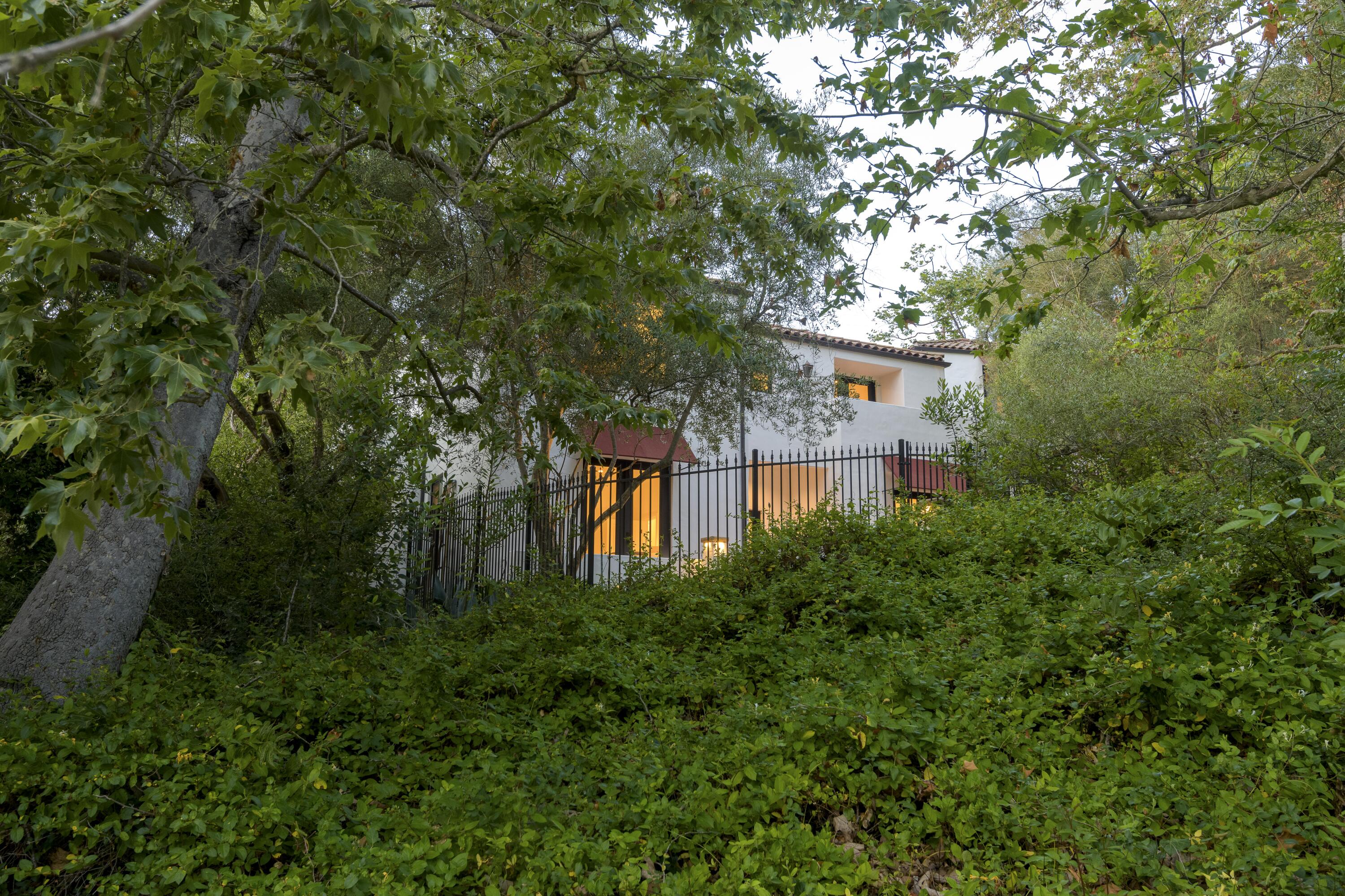 Santa Barbara, California 93105, United States, 3 Bedrooms Bedrooms, ,4 BathroomsBathrooms,Residential,Active,157626