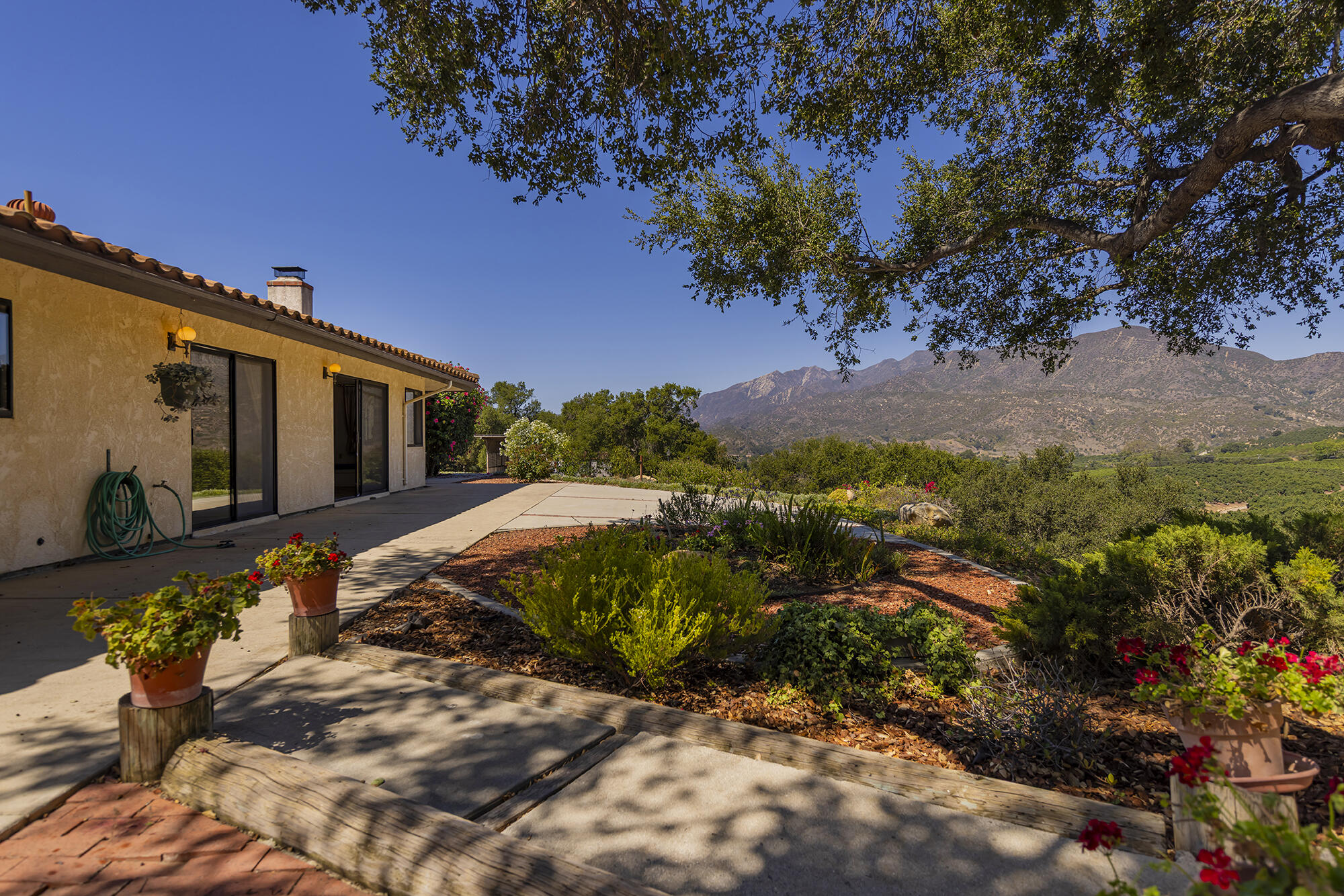 Ojai, California 93023, United States, 3 Bedrooms Bedrooms, ,2 BathroomsBathrooms,Residential,Active,201135