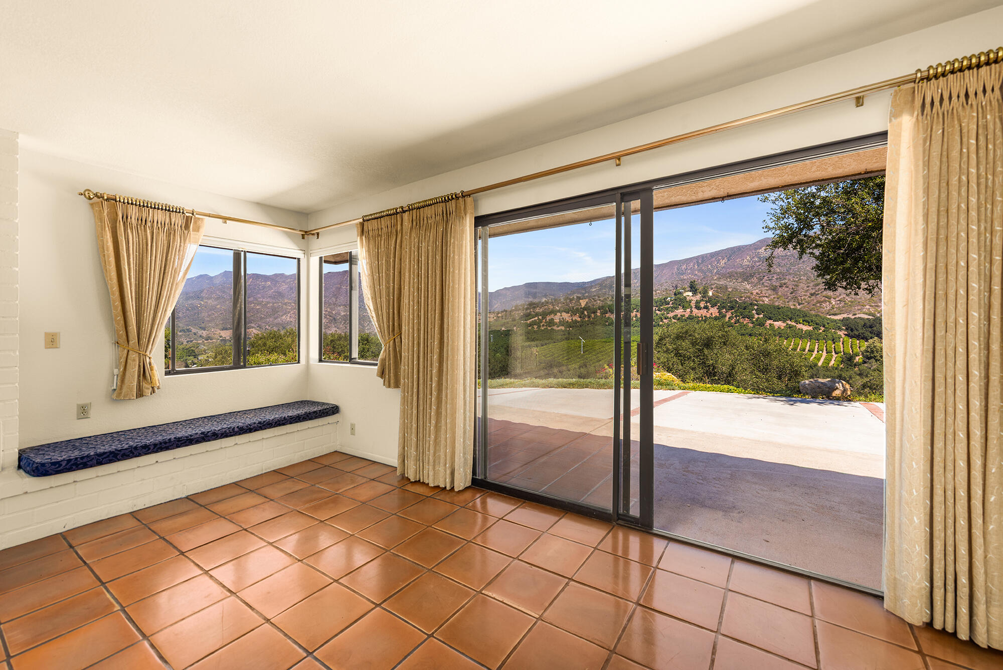 Ojai, California 93023, United States, 3 Bedrooms Bedrooms, ,2 BathroomsBathrooms,Residential,Active,201135