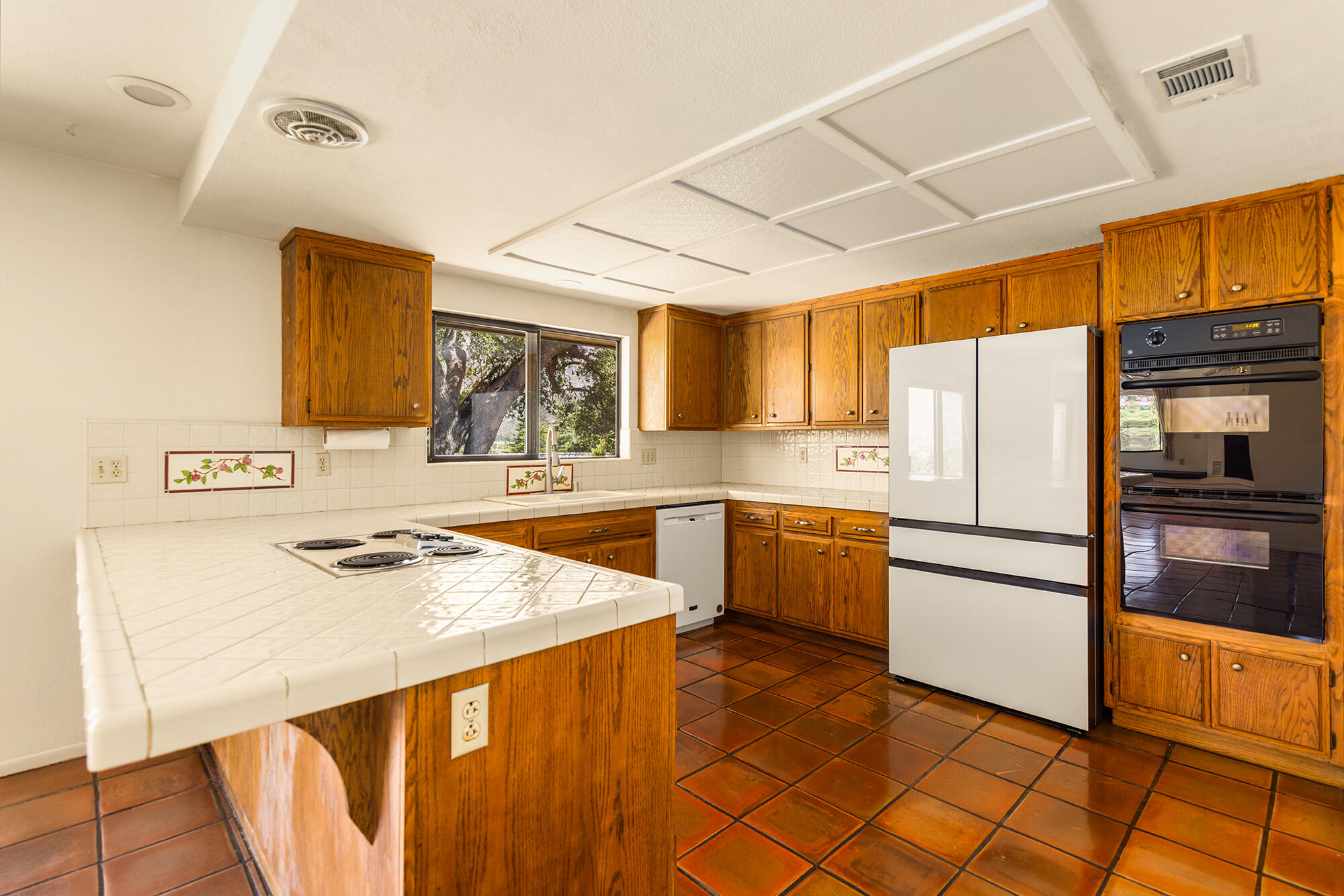 Ojai, California 93023, United States, 3 Bedrooms Bedrooms, ,2 BathroomsBathrooms,Residential,Active,201135