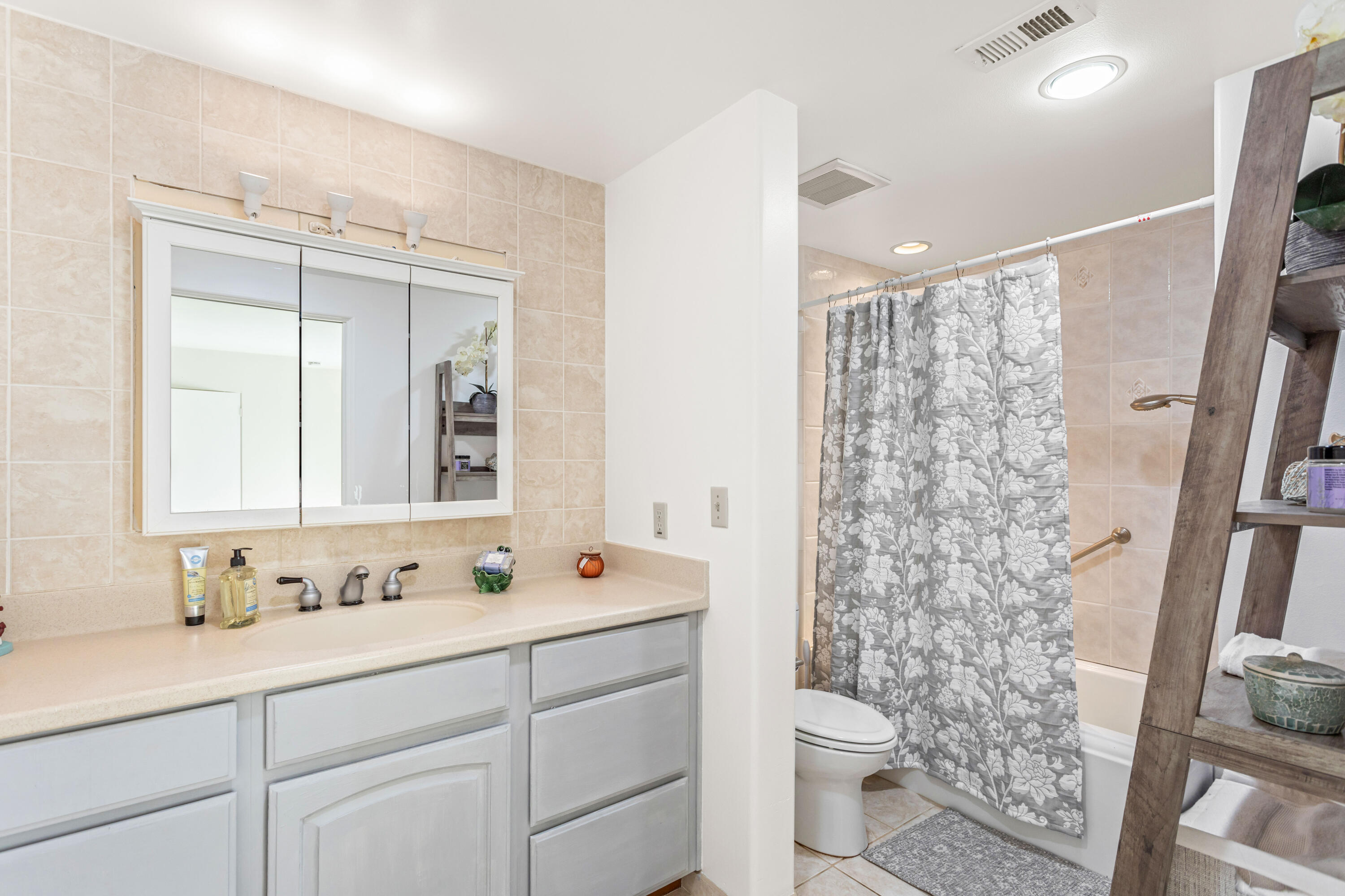 Goleta, California 93117, United States, 4 Bedrooms Bedrooms, ,2 BathroomsBathrooms,Residential,Active,230639