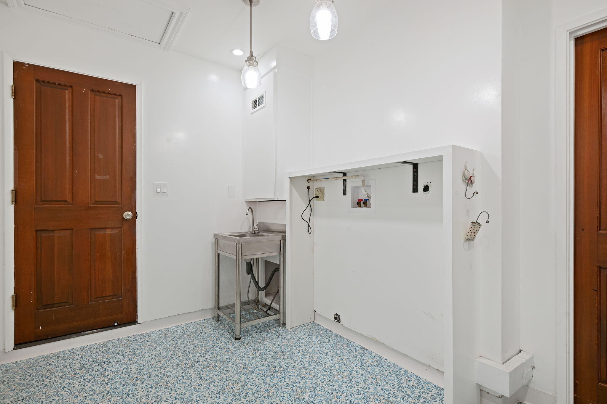 Goleta, California 93117, United States, 2 Bedrooms Bedrooms, ,2 BathroomsBathrooms,Residential,Pending,116030