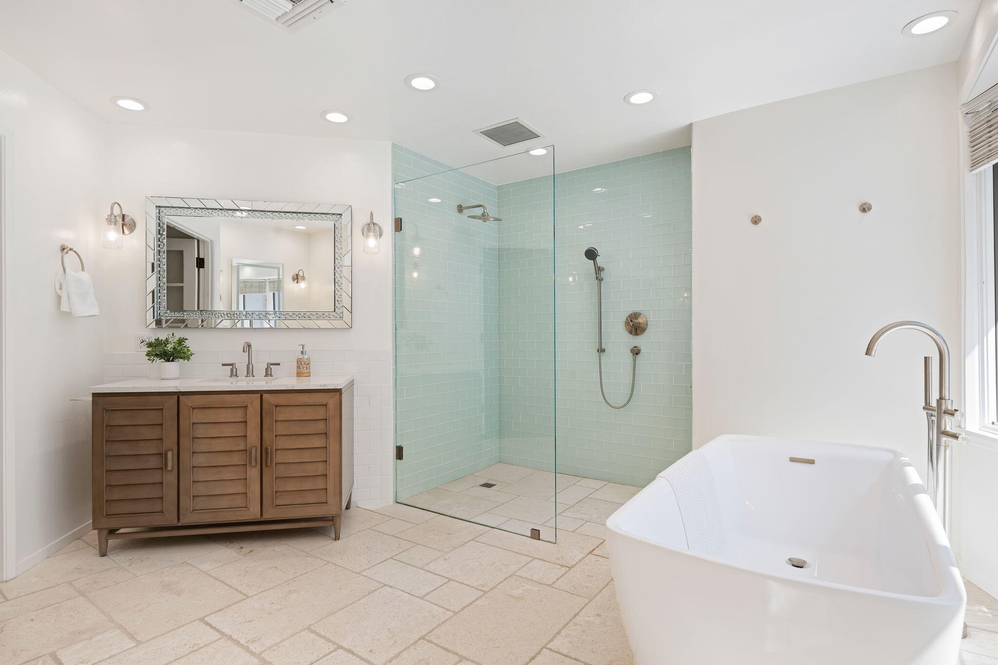 Goleta, California 93117, United States, 2 Bedrooms Bedrooms, ,2 BathroomsBathrooms,Residential,Pending,116030