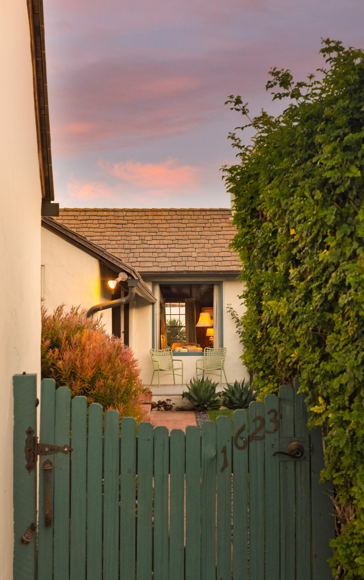 Montecito, California 93108, United States, 3 Bedrooms Bedrooms, ,3 BathroomsBathrooms,Residential,Active,194133