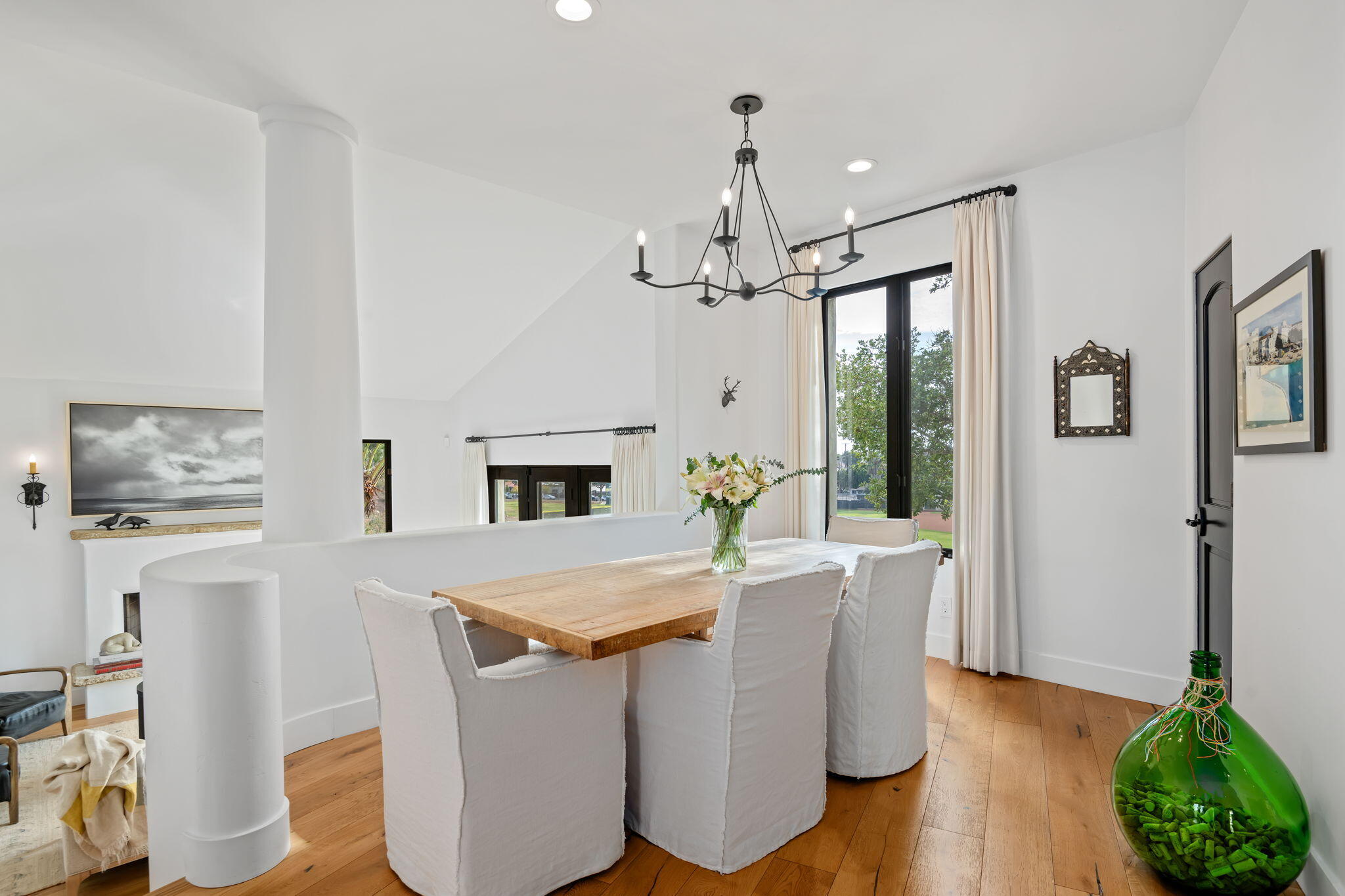 Santa Barbara, California 93101, United States, 3 Bedrooms Bedrooms, ,3 BathroomsBathrooms,Residential,Active,2671