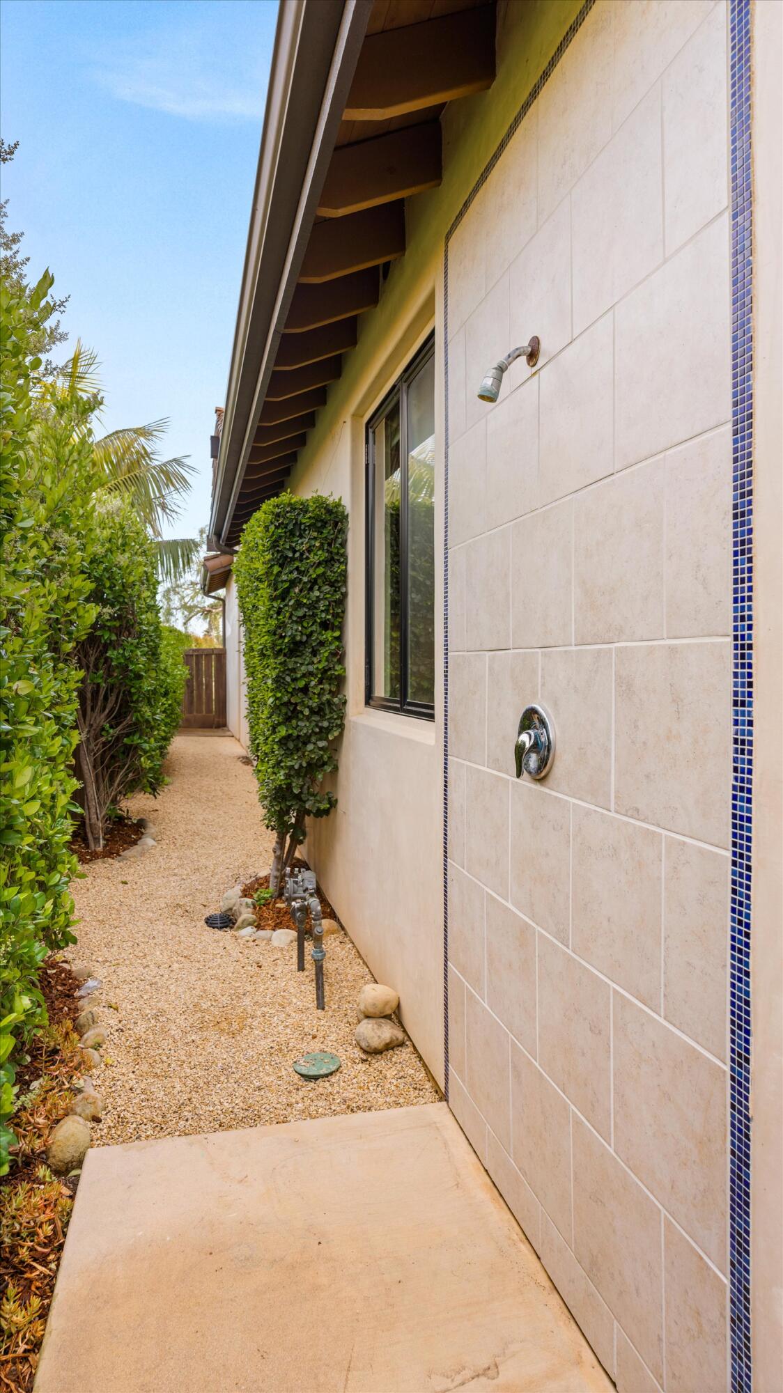 Santa Barbara, California 93110, United States, 4 Bedrooms Bedrooms, ,3 BathroomsBathrooms,Residential,Pending,129884