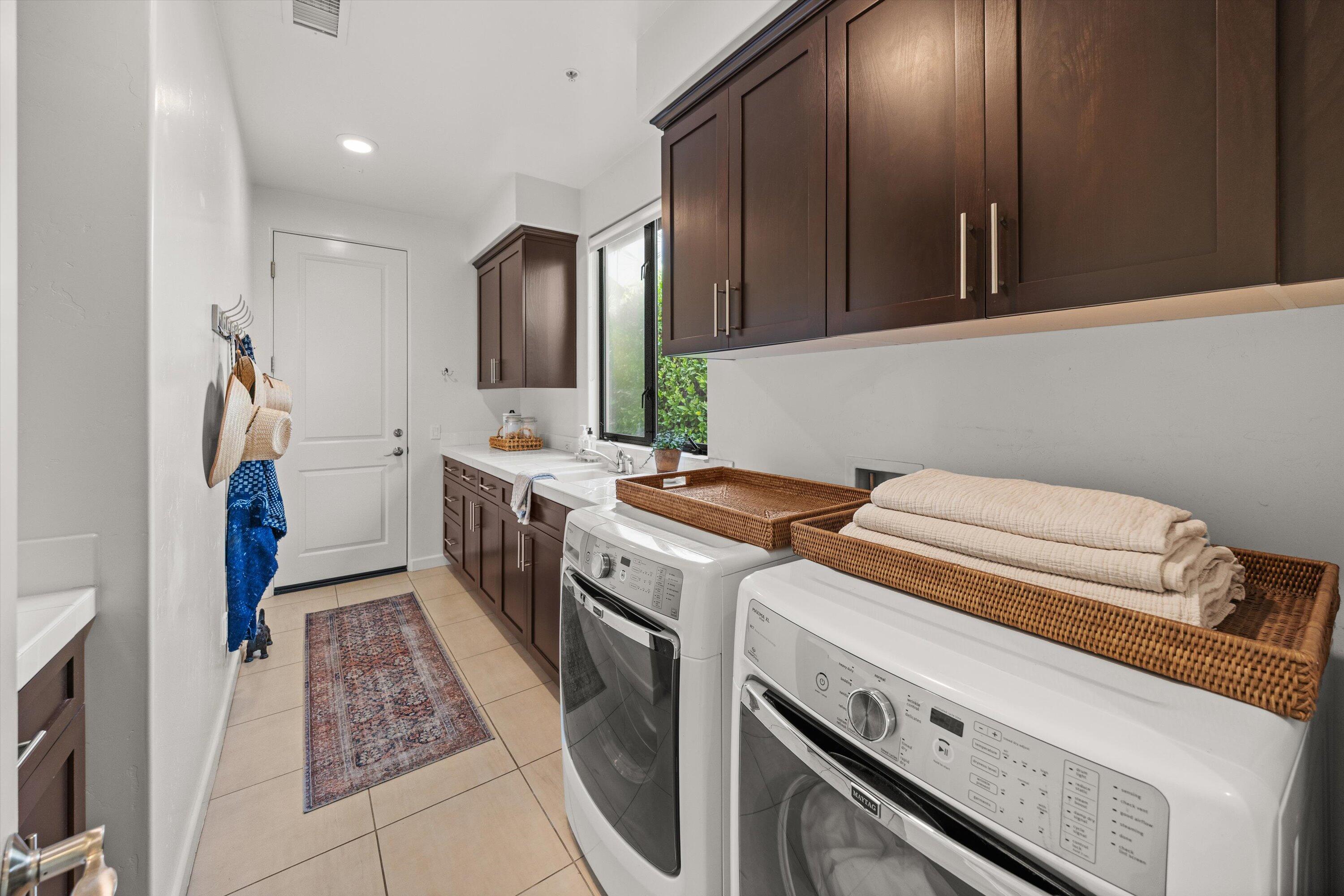 Santa Barbara, California 93110, United States, 4 Bedrooms Bedrooms, ,3 BathroomsBathrooms,Residential,Pending,129884