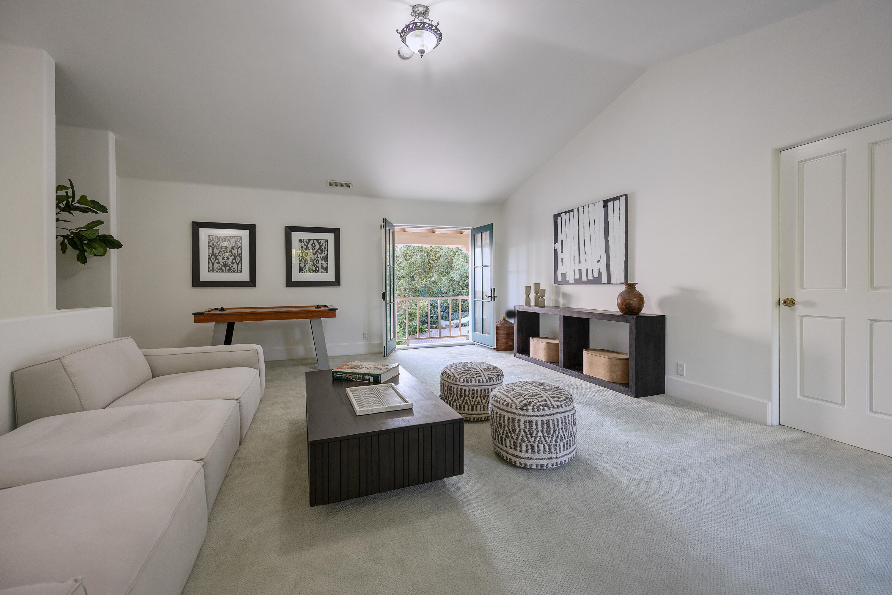 Santa Barbara, California 93108, United States, 4 Bedrooms Bedrooms, ,5 BathroomsBathrooms,Residential,Active,148320