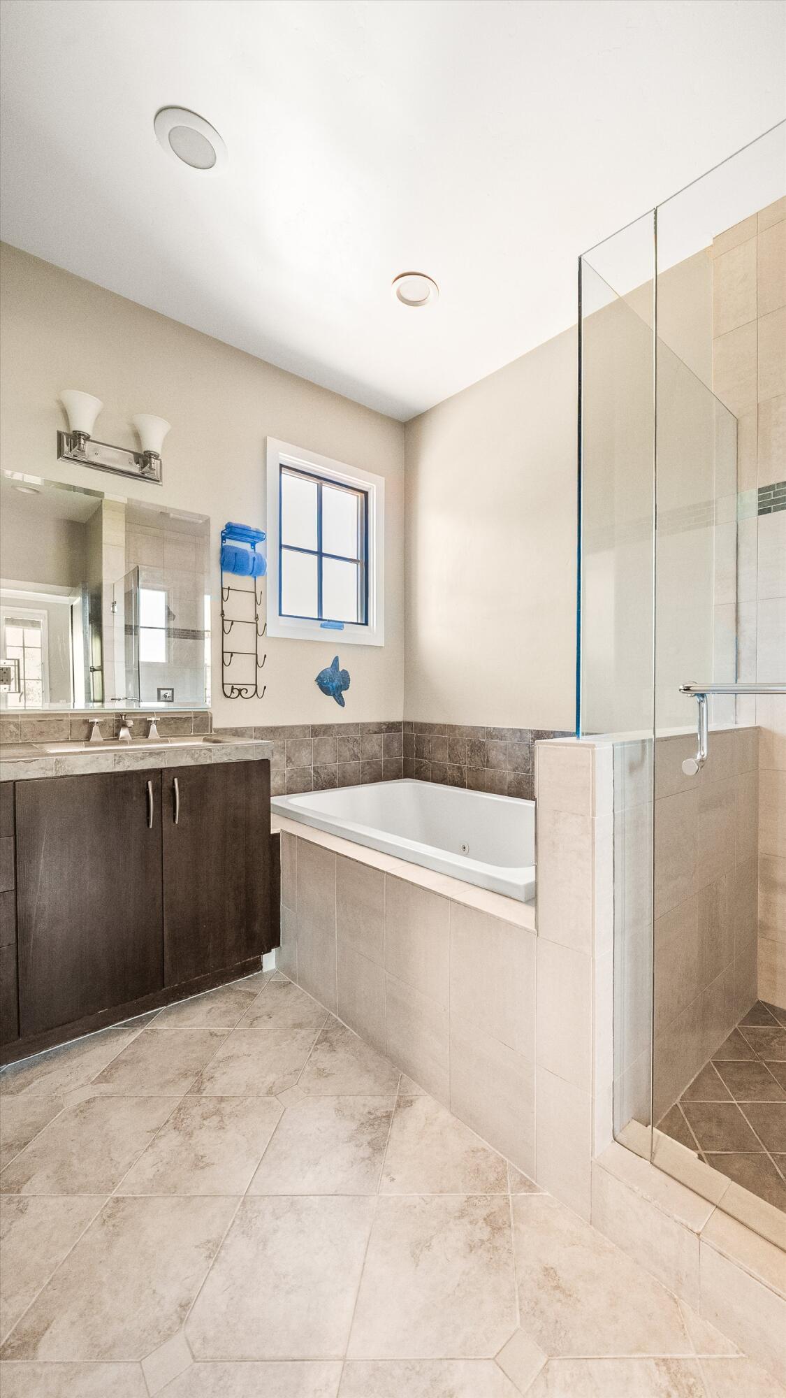 Santa Barbara, California 93101, United States, 3 Bedrooms Bedrooms, ,3 BathroomsBathrooms,Residential,Active,219261