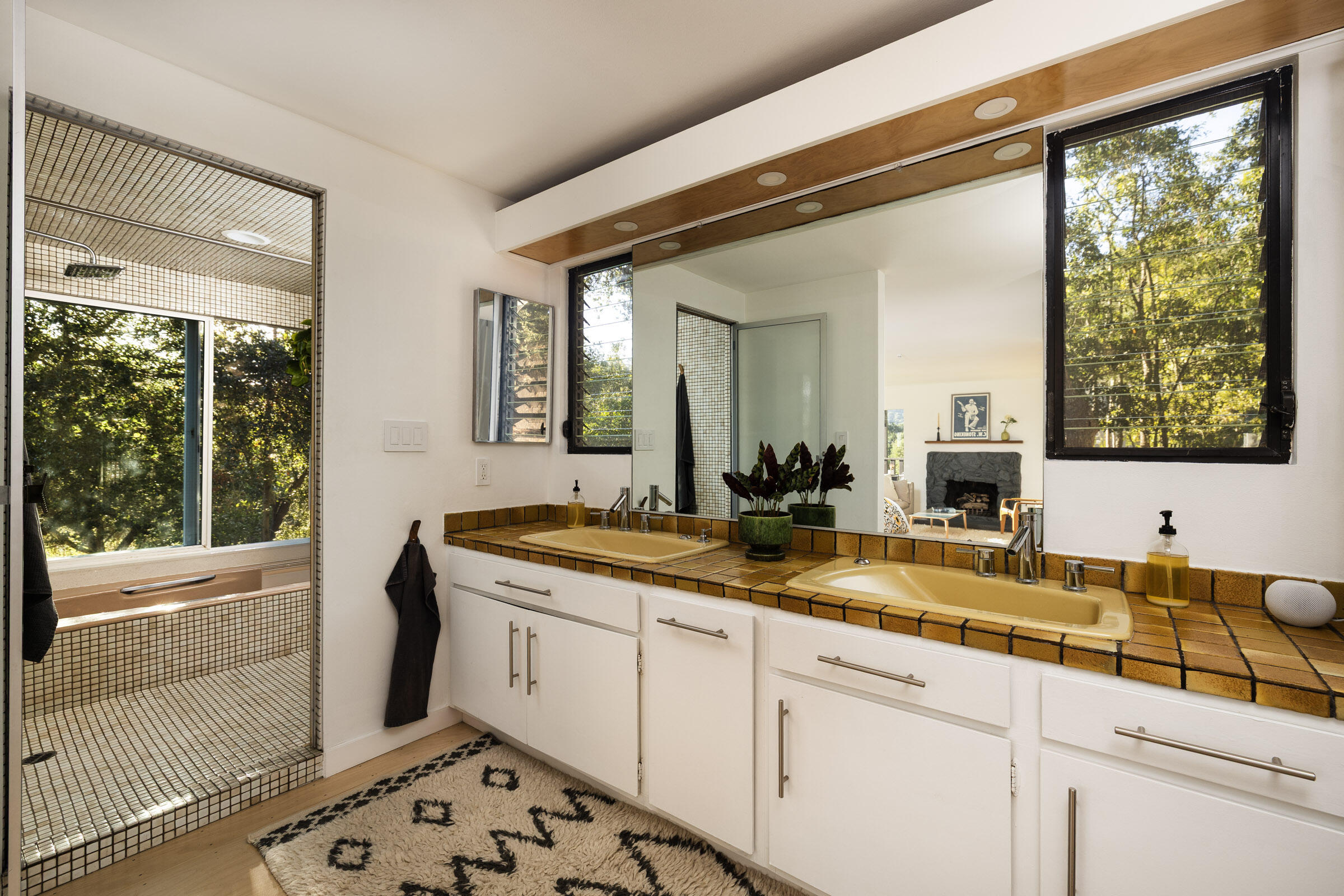 Santa Barbara, California 93103, United States, 3 Bedrooms Bedrooms, ,3 BathroomsBathrooms,Residential,Active,196079