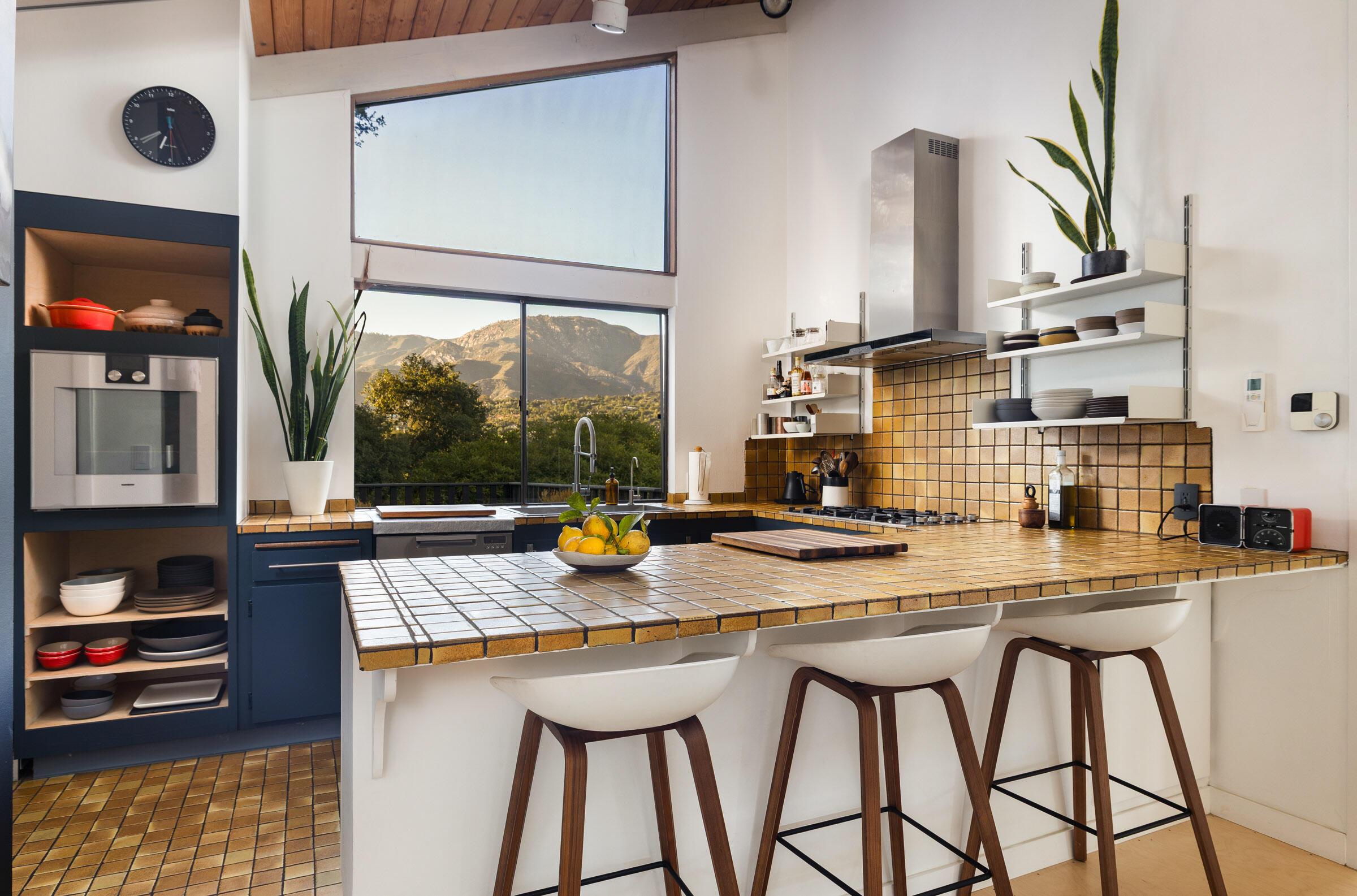 Santa Barbara, California 93103, United States, 3 Bedrooms Bedrooms, ,3 BathroomsBathrooms,Residential,Active,196079