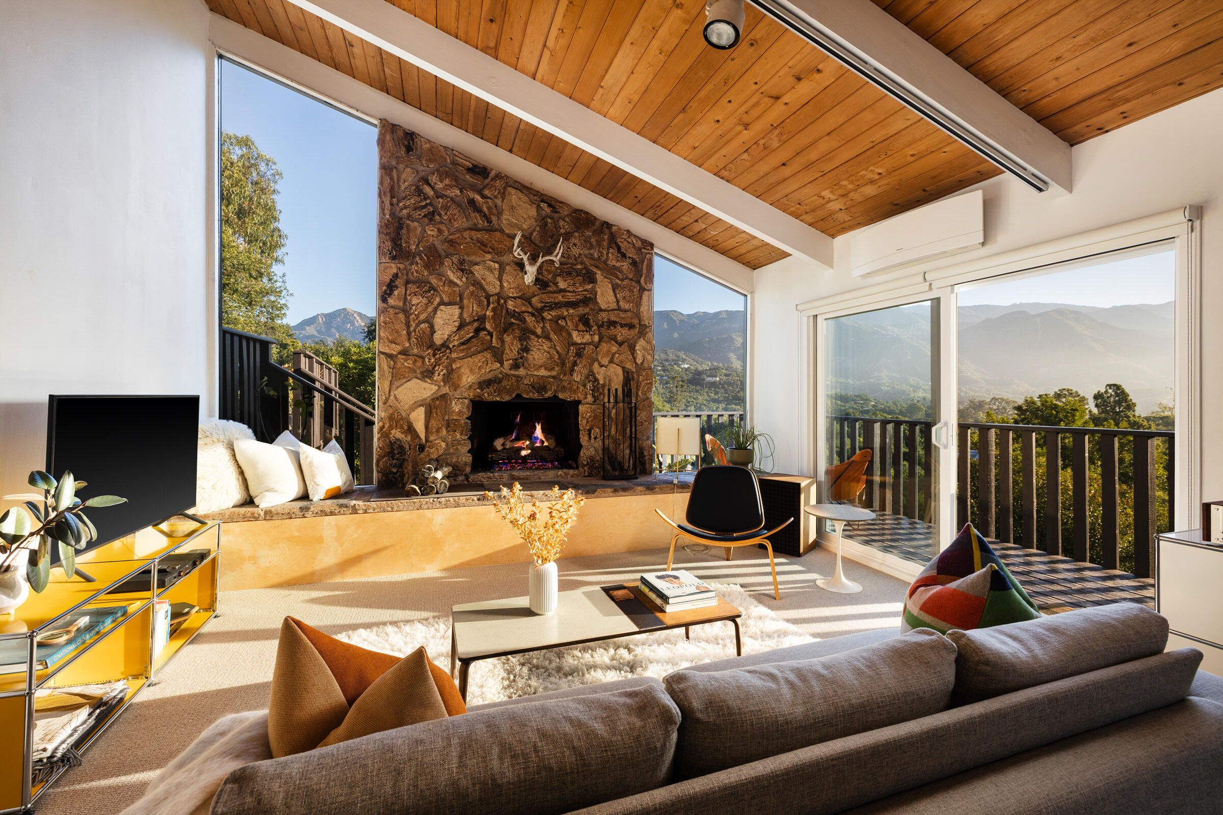 Santa Barbara, California 93103, United States, 3 Bedrooms Bedrooms, ,3 BathroomsBathrooms,Residential,Active,196079