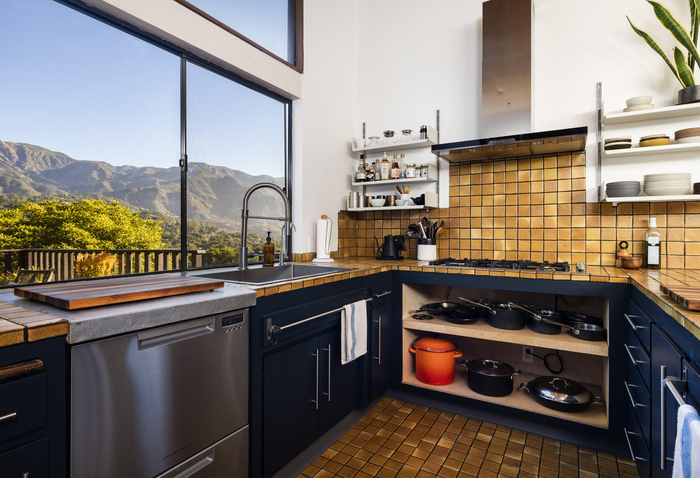 Santa Barbara, California 93103, United States, 3 Bedrooms Bedrooms, ,3 BathroomsBathrooms,Residential,Active,196079