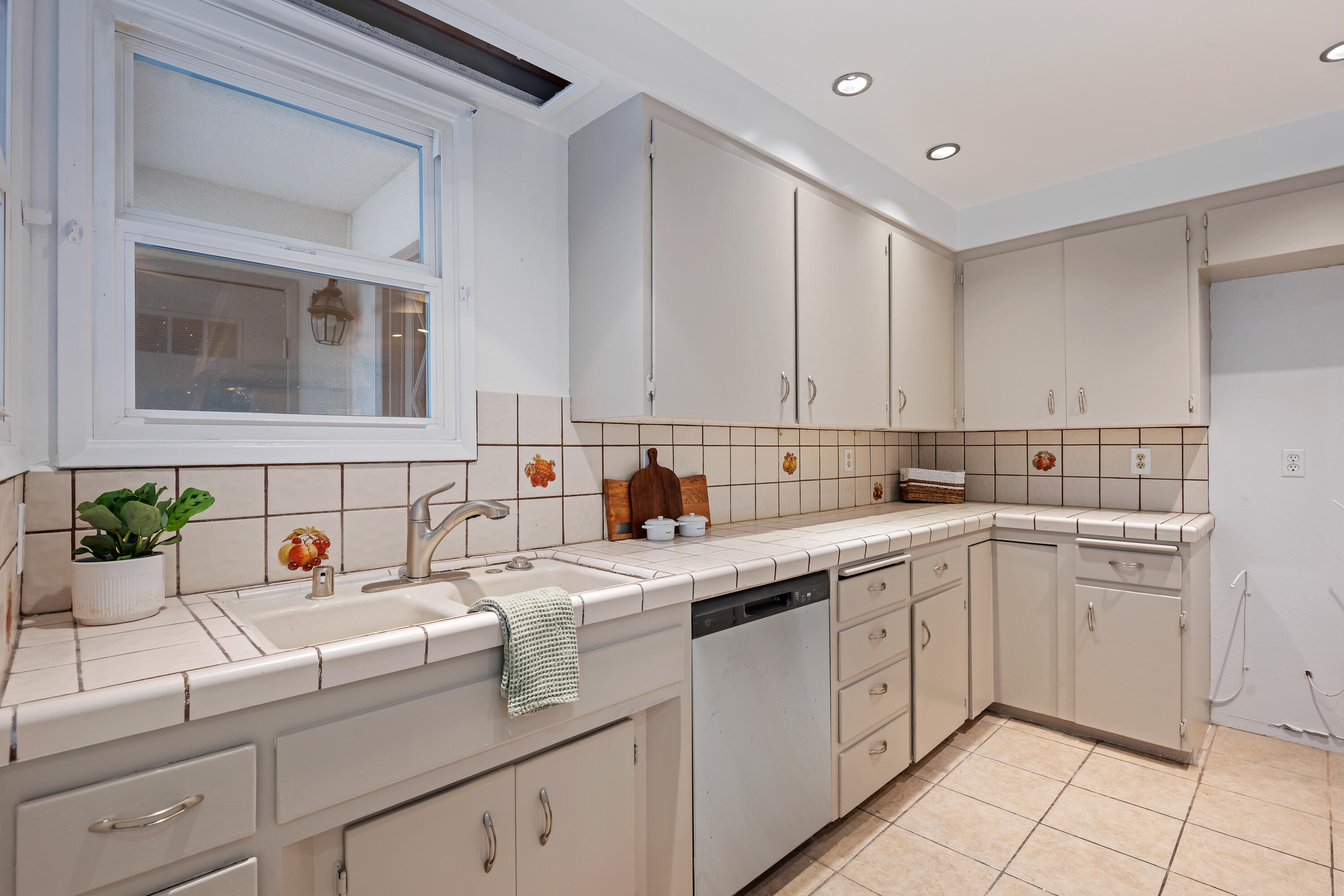 Ventura, California 93003, United States, 3 Bedrooms Bedrooms, ,2 BathroomsBathrooms,Residential,Active,213032