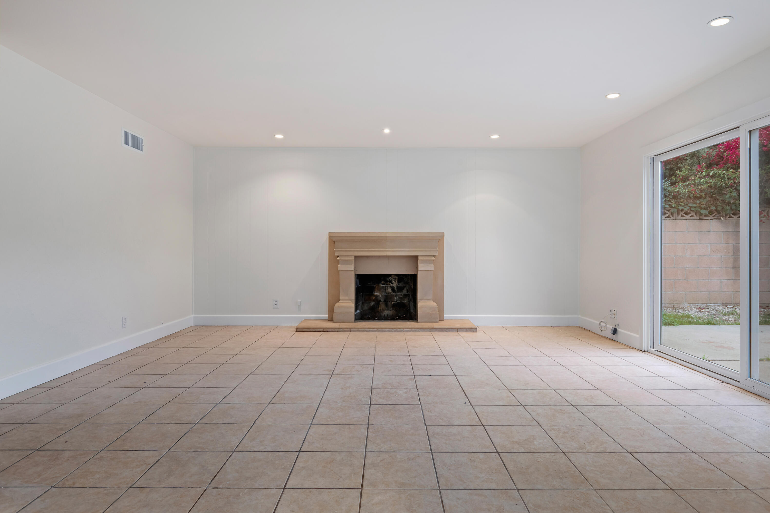 Ventura, California 93003, United States, 3 Bedrooms Bedrooms, ,2 BathroomsBathrooms,Residential,Active,213032