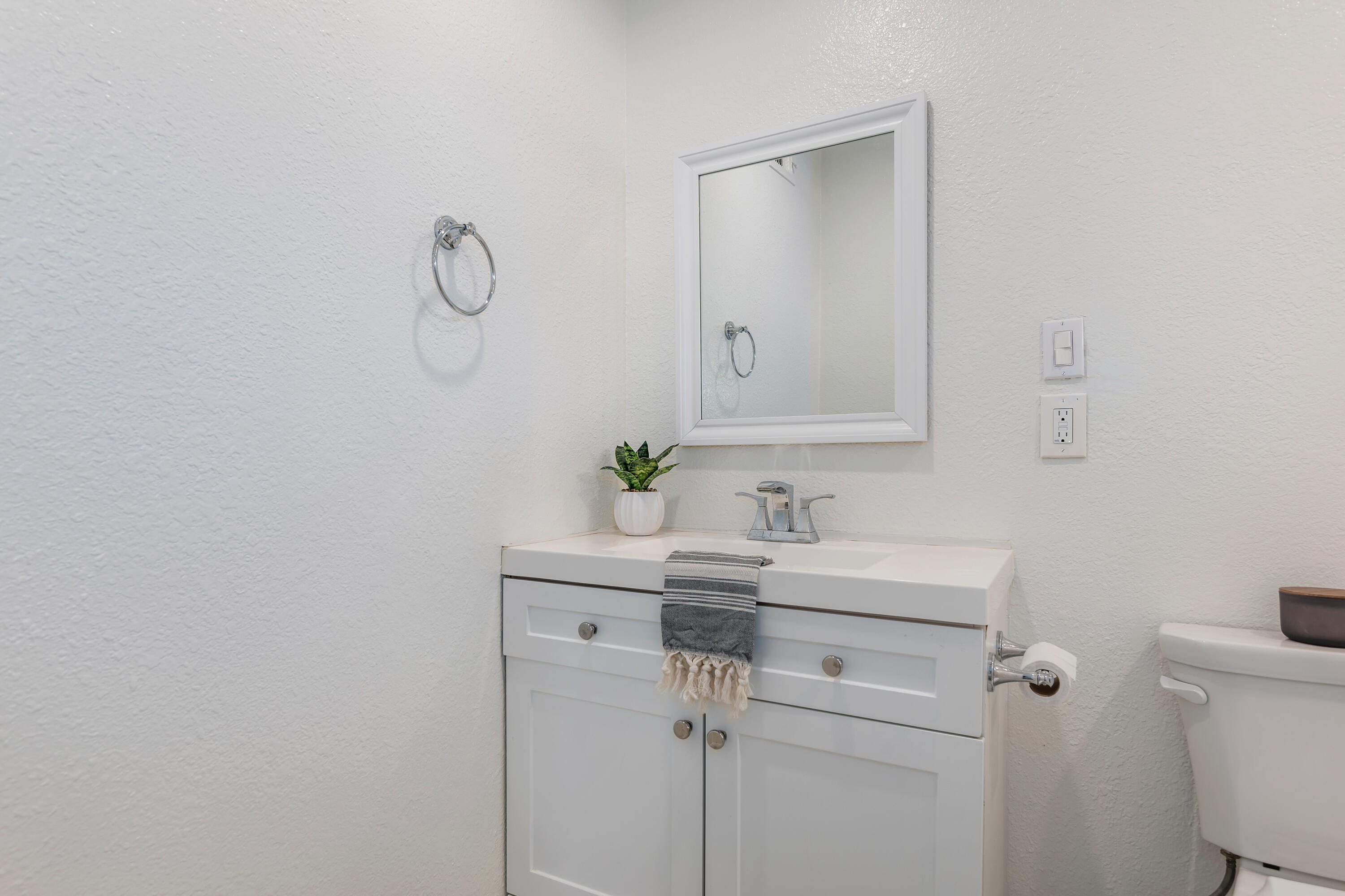 Ventura, California 93003, United States, 3 Bedrooms Bedrooms, ,2 BathroomsBathrooms,Residential,Active,213032