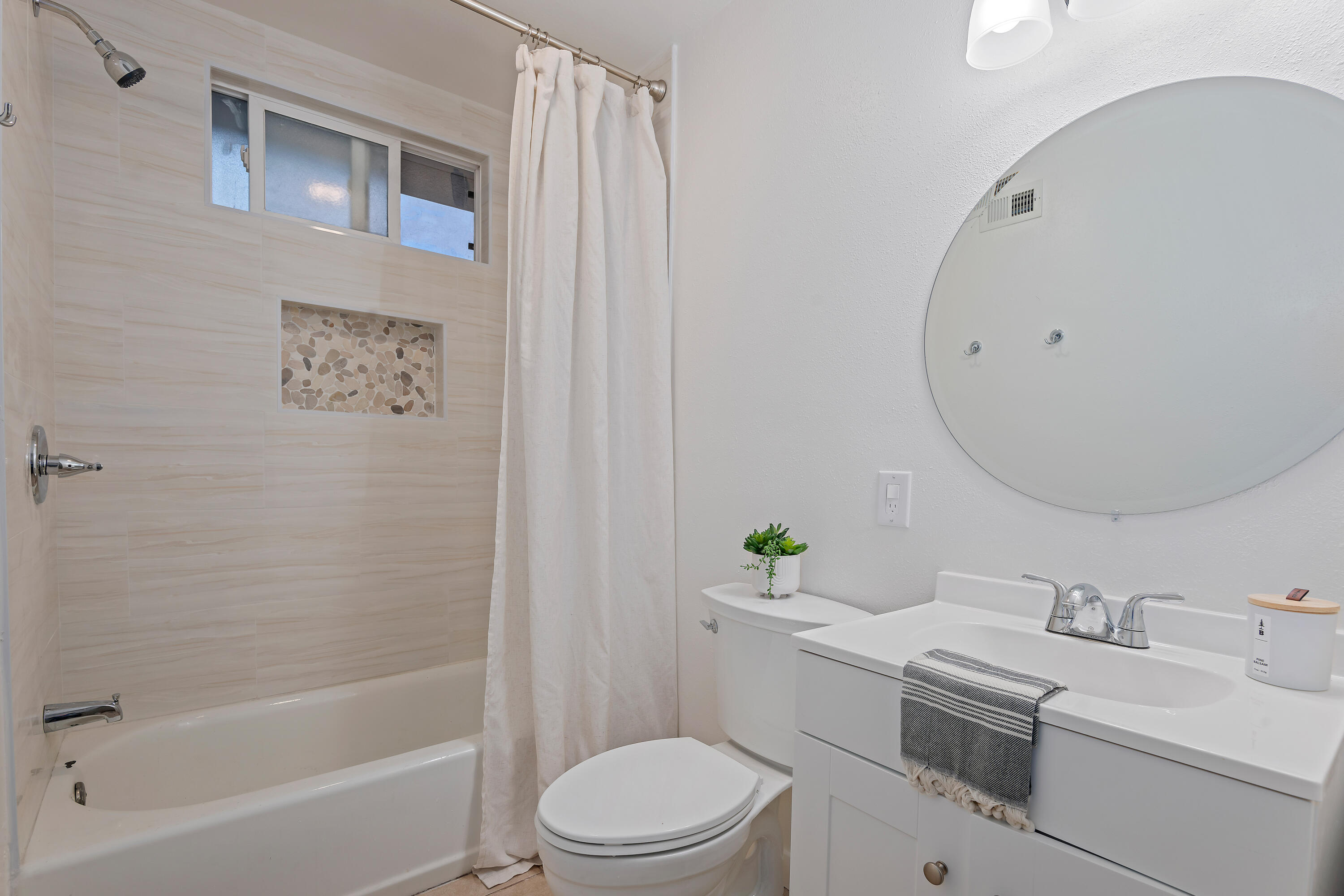 Ventura, California 93003, United States, 3 Bedrooms Bedrooms, ,2 BathroomsBathrooms,Residential,Active,213032