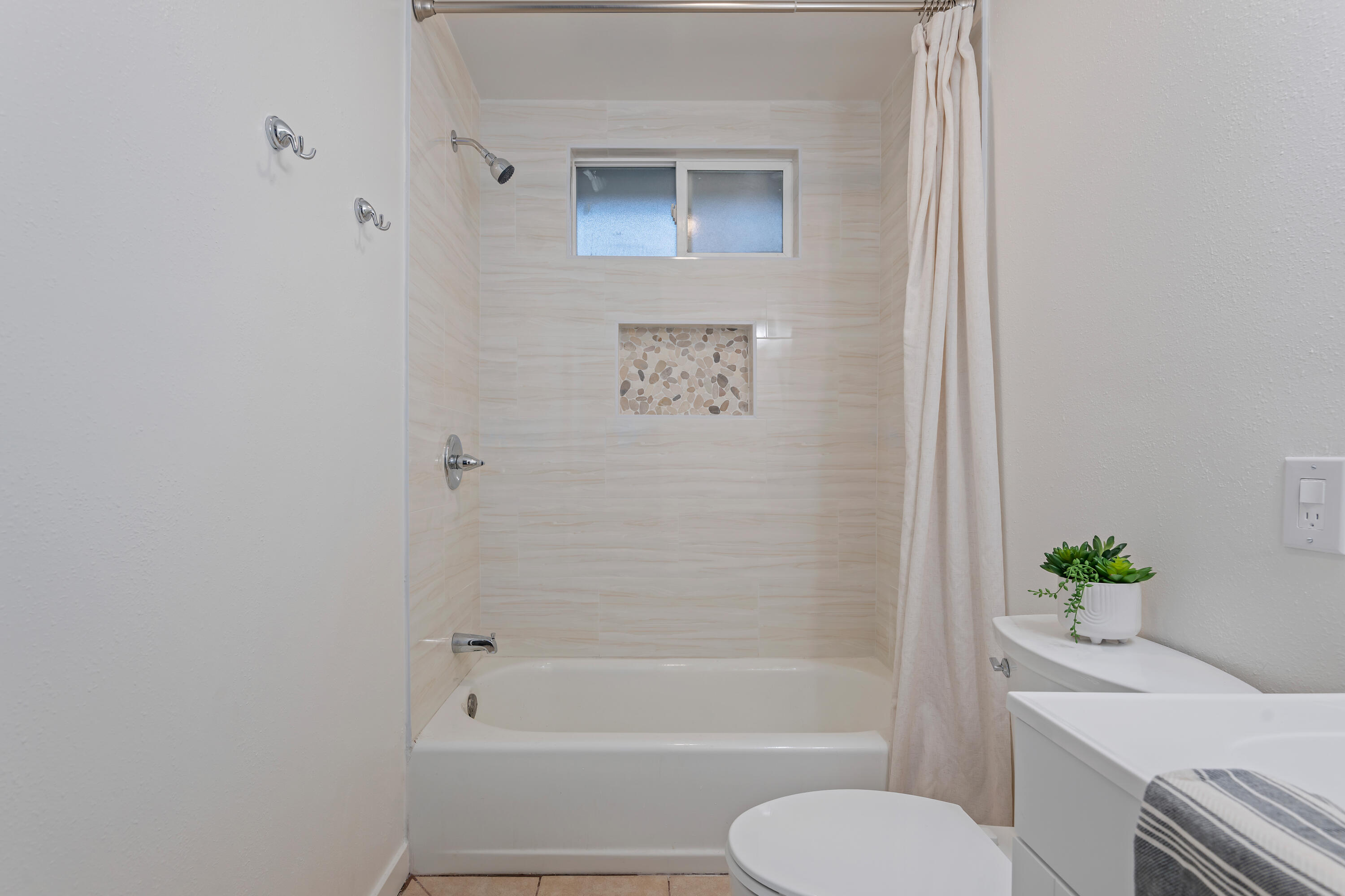 Ventura, California 93003, United States, 3 Bedrooms Bedrooms, ,2 BathroomsBathrooms,Residential,Active,213032