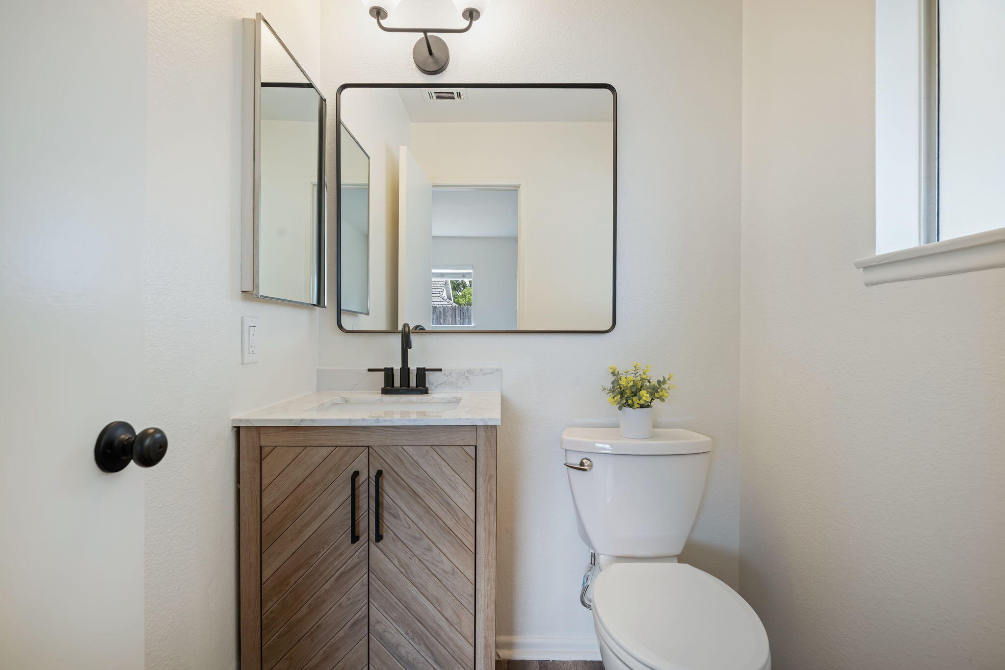 Oxnard, California 93036, United States, 3 Bedrooms Bedrooms, ,2 BathroomsBathrooms,Residential,Pending,180994