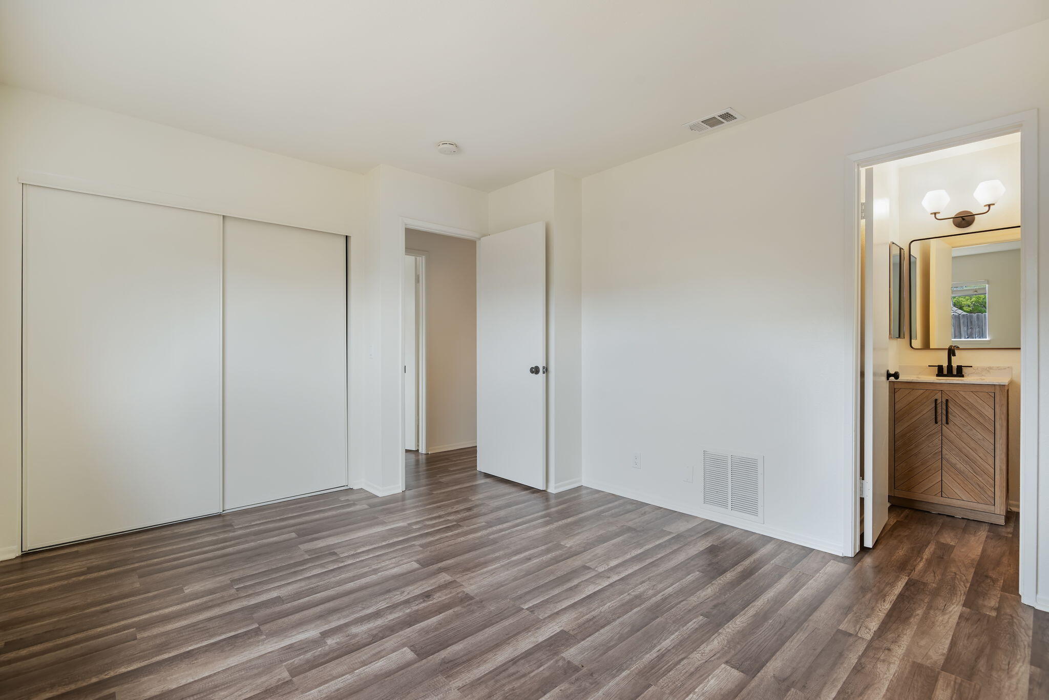 Oxnard, California 93036, United States, 3 Bedrooms Bedrooms, ,2 BathroomsBathrooms,Residential,Pending,180994