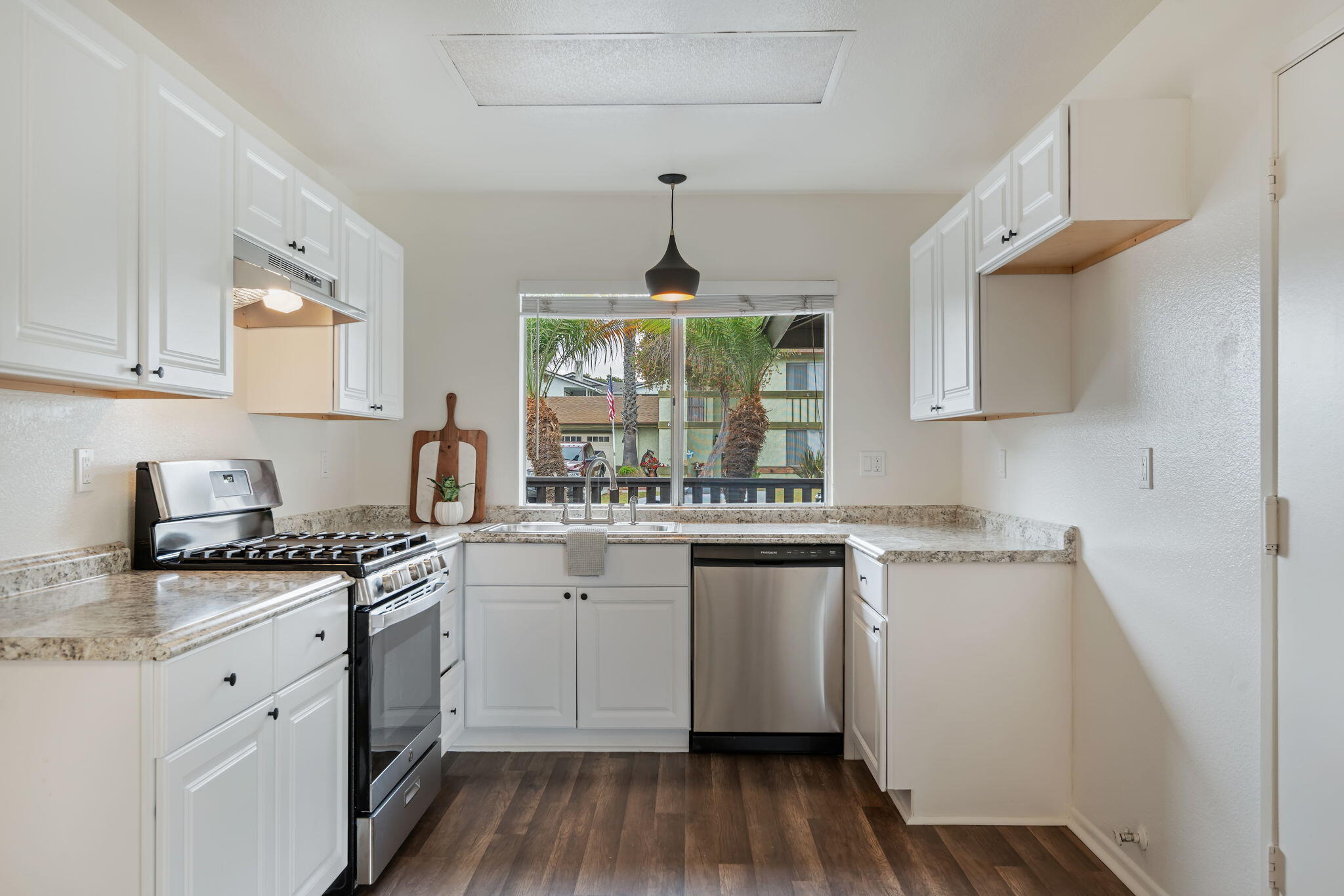 Oxnard, California 93036, United States, 3 Bedrooms Bedrooms, ,2 BathroomsBathrooms,Residential,Pending,180994