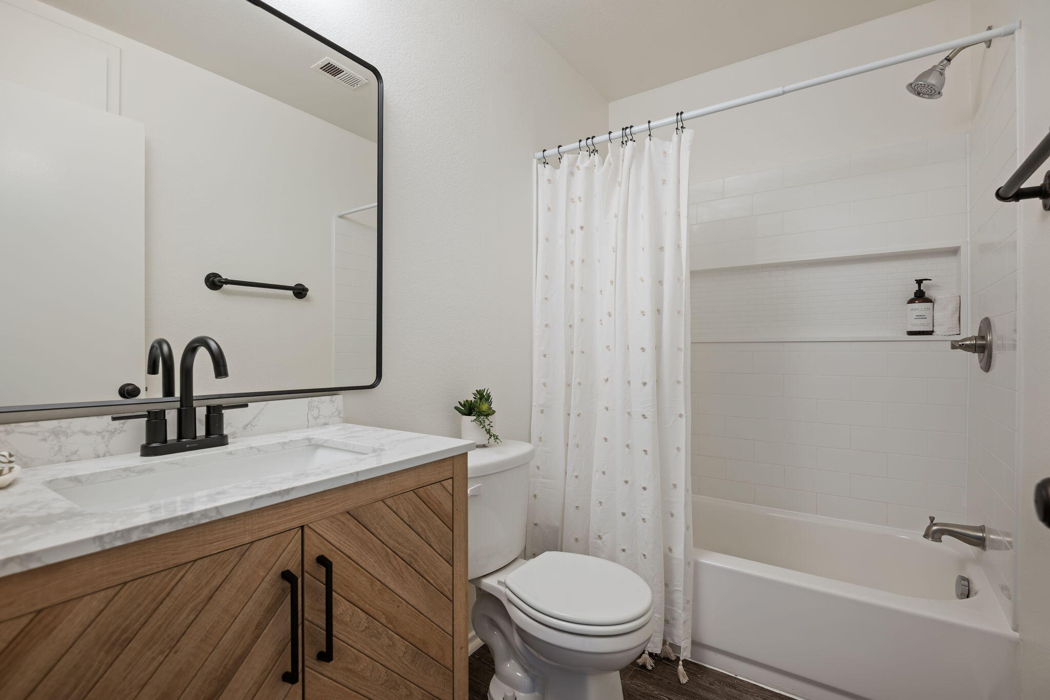 Oxnard, California 93036, United States, 3 Bedrooms Bedrooms, ,2 BathroomsBathrooms,Residential,Pending,180994