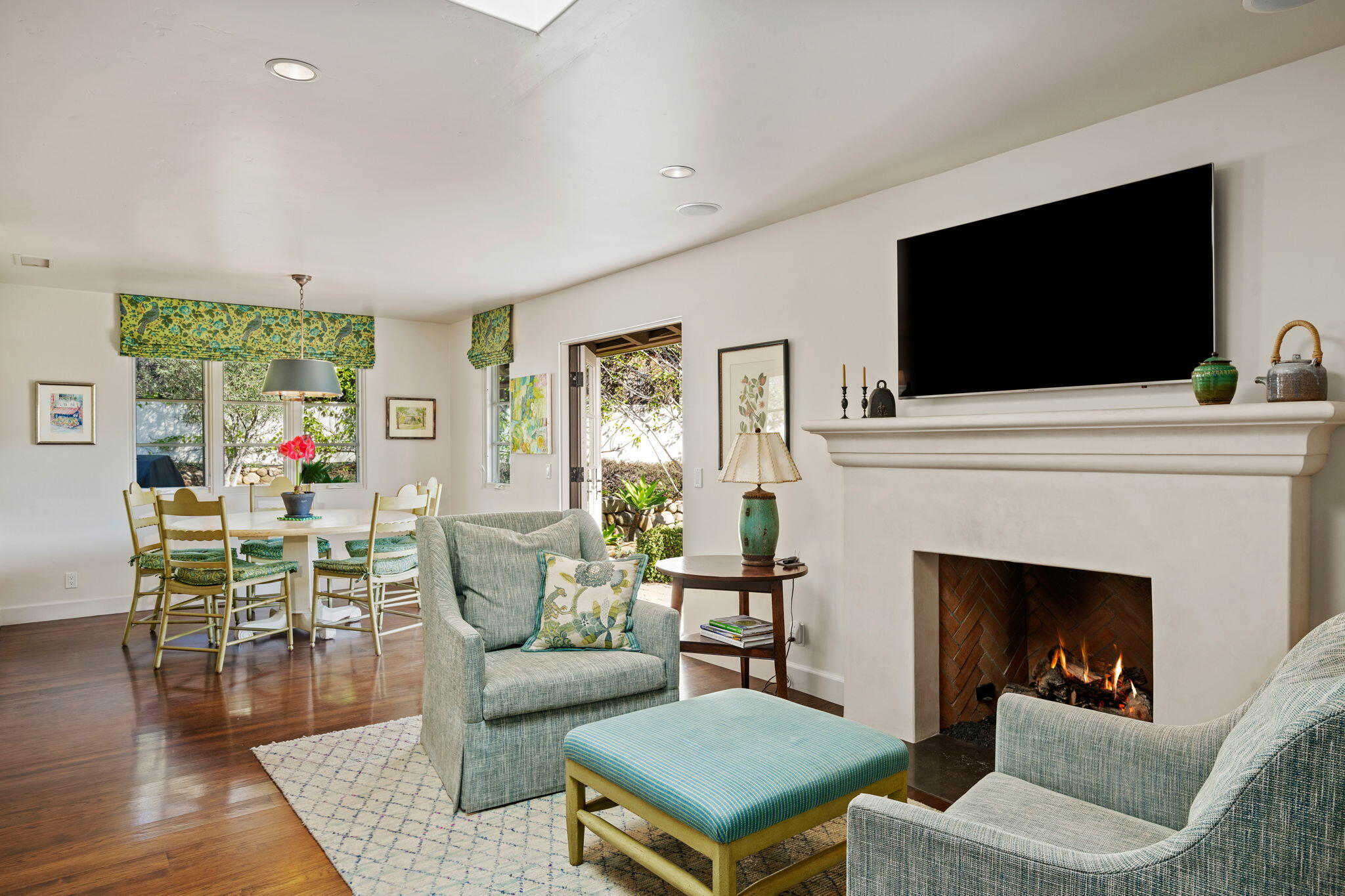 Santa Barbara, California 93105, United States, 3 Bedrooms Bedrooms, ,3 BathroomsBathrooms,Residential,Pending,2175