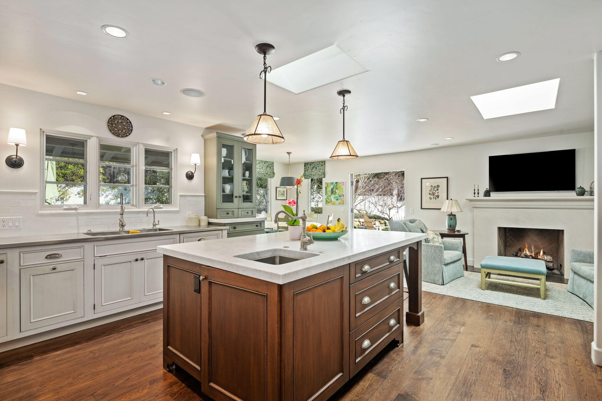 Santa Barbara, California 93105, United States, 3 Bedrooms Bedrooms, ,3 BathroomsBathrooms,Residential,Pending,2175