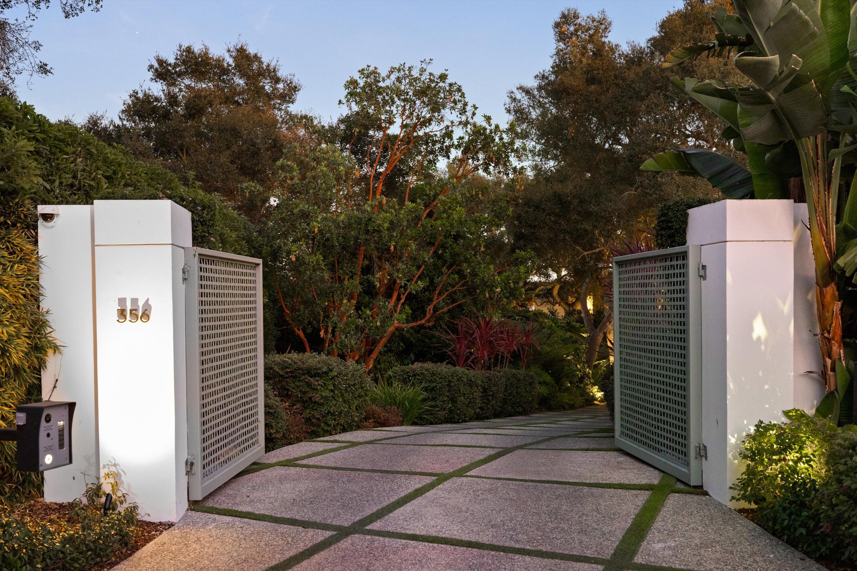 Montecito, California 93108, United States, 5 Bedrooms Bedrooms, ,6 BathroomsBathrooms,Residential,Active,22573