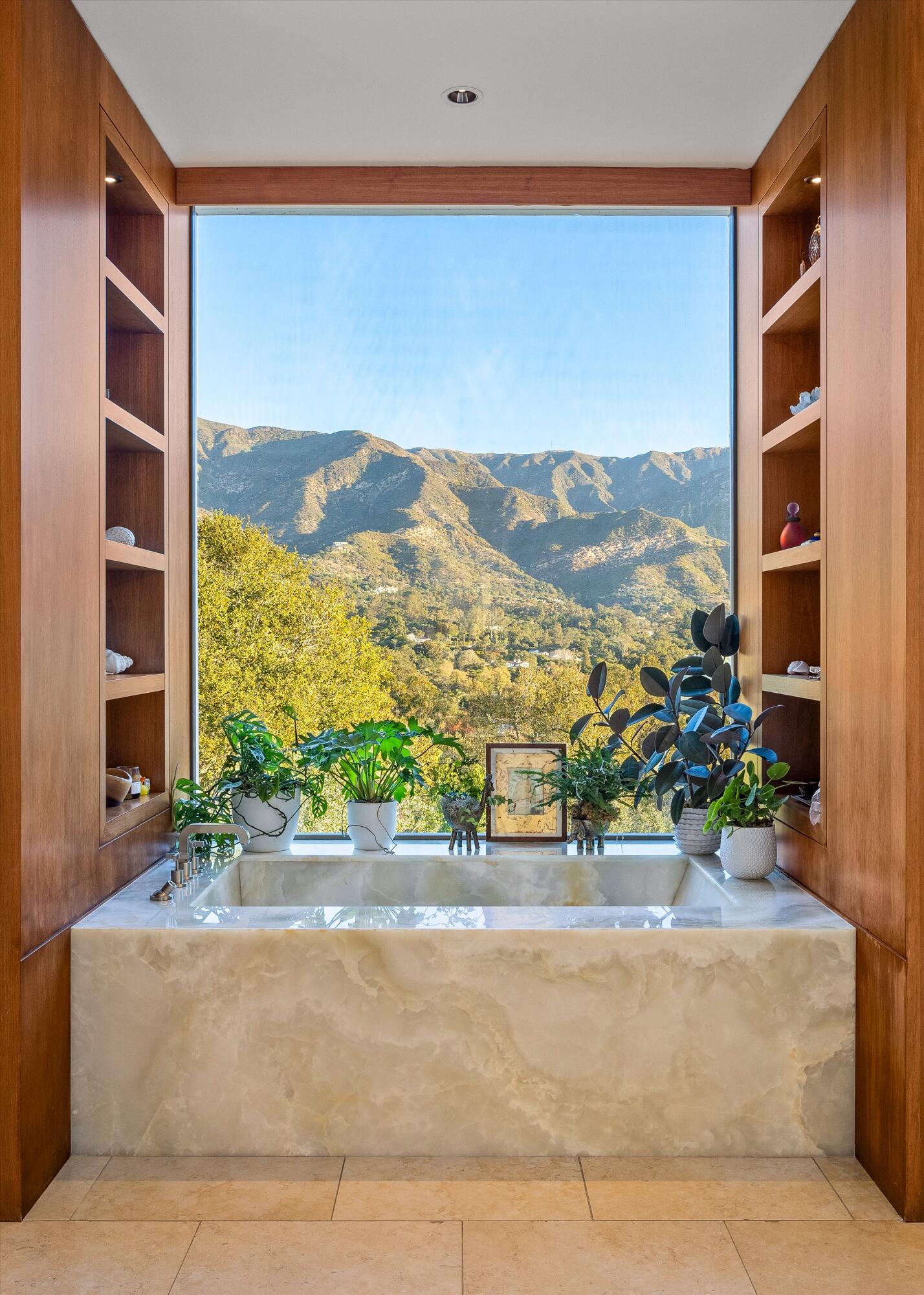 Montecito, California 93108, United States, 5 Bedrooms Bedrooms, ,6 BathroomsBathrooms,Residential,Active,22573