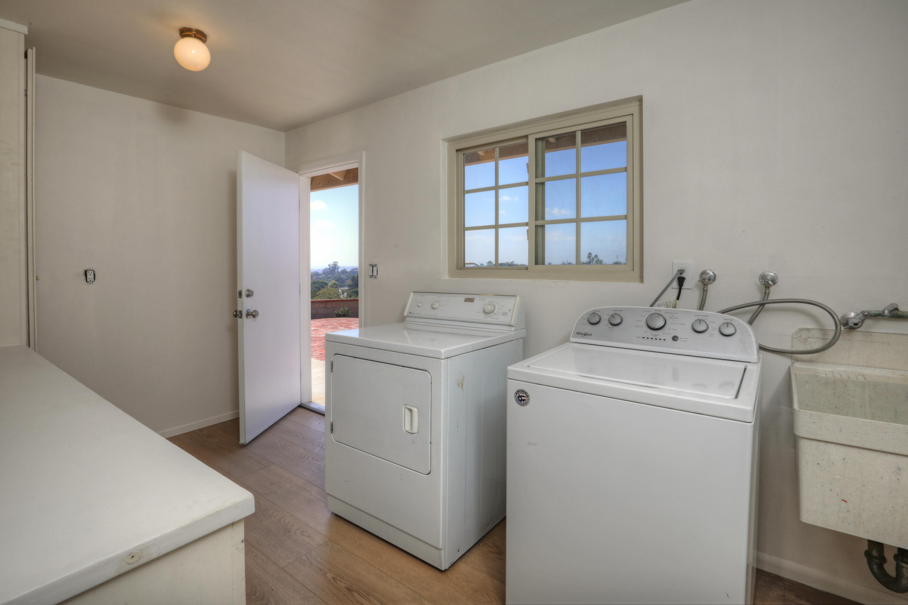 Santa Barbara, California 93111, United States, 4 Bedrooms Bedrooms, ,3 BathroomsBathrooms,Residential,Pending,237516