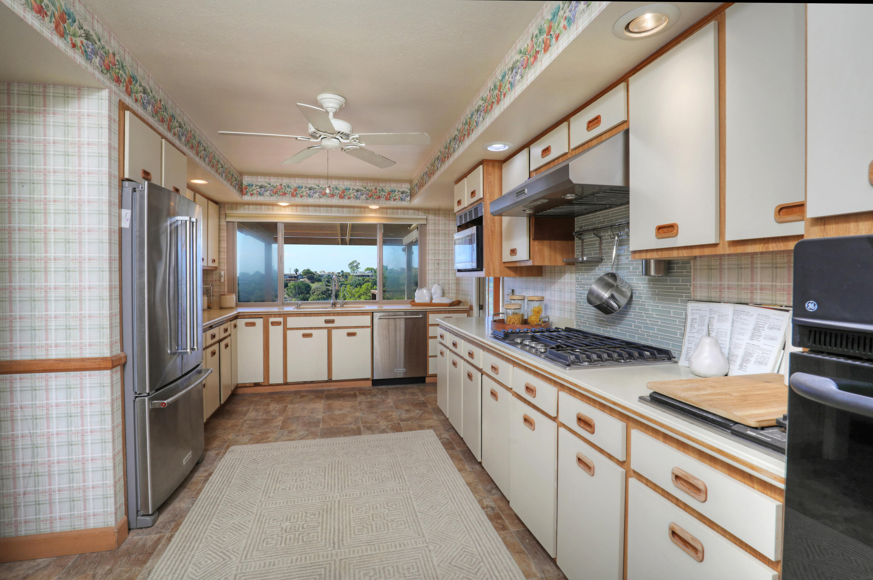 Santa Barbara, California 93111, United States, 4 Bedrooms Bedrooms, ,3 BathroomsBathrooms,Residential,Pending,237516