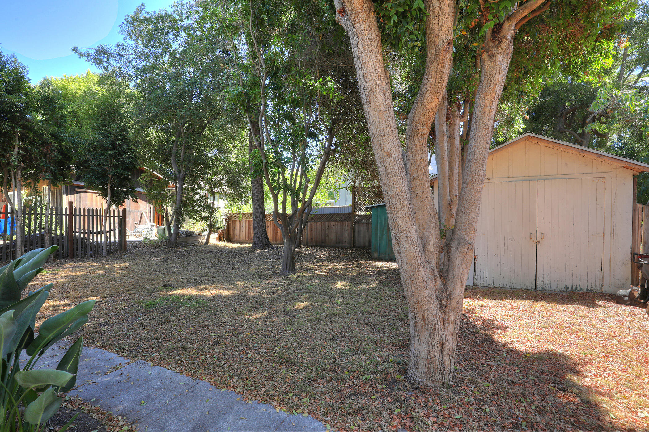 Santa Barbara, California 93101, United States, 2 Bedrooms Bedrooms, ,2 BathroomsBathrooms,Residential,Active,242077