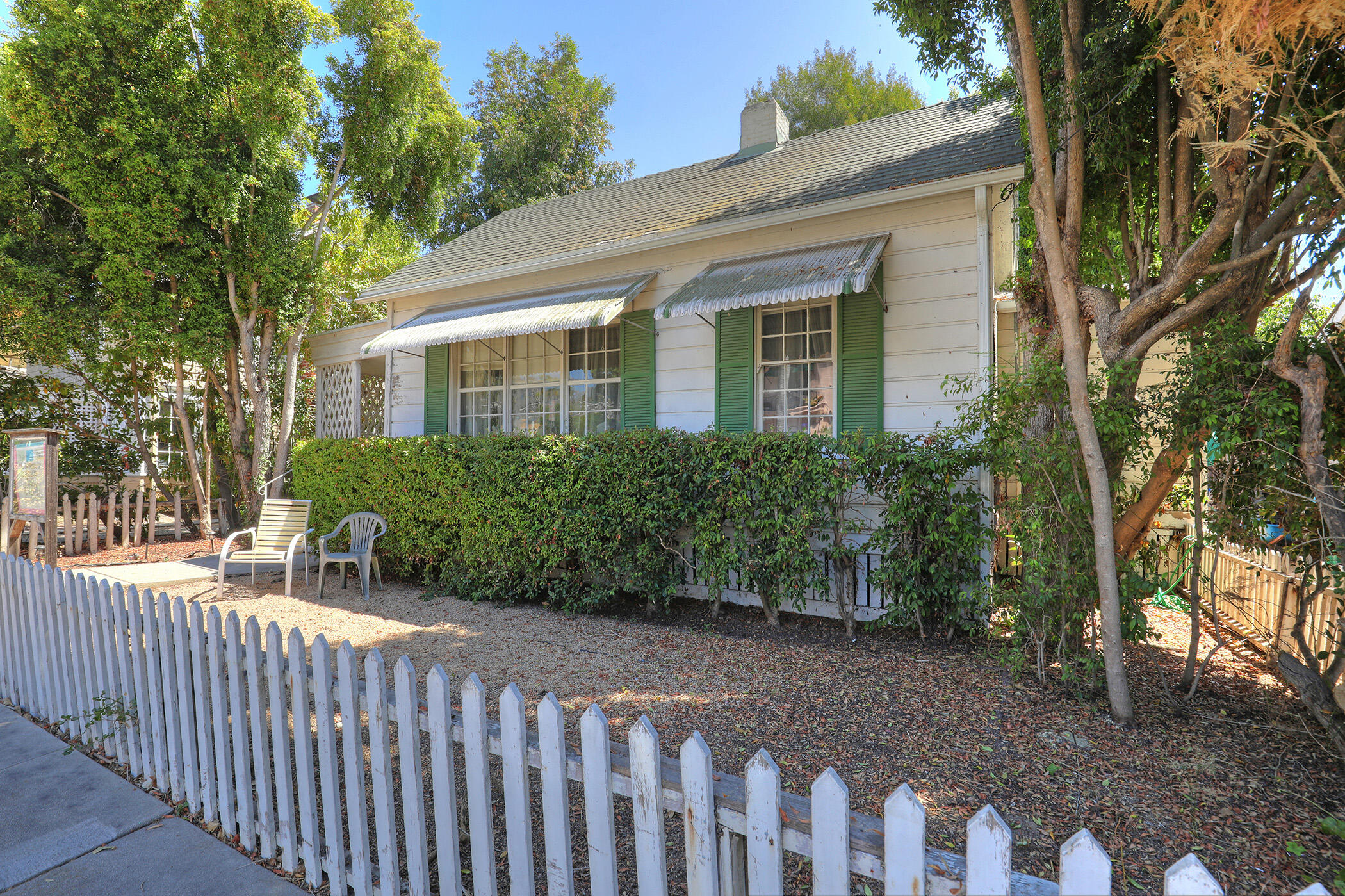 Santa Barbara, California 93101, United States, 2 Bedrooms Bedrooms, ,2 BathroomsBathrooms,Residential,Active,242077